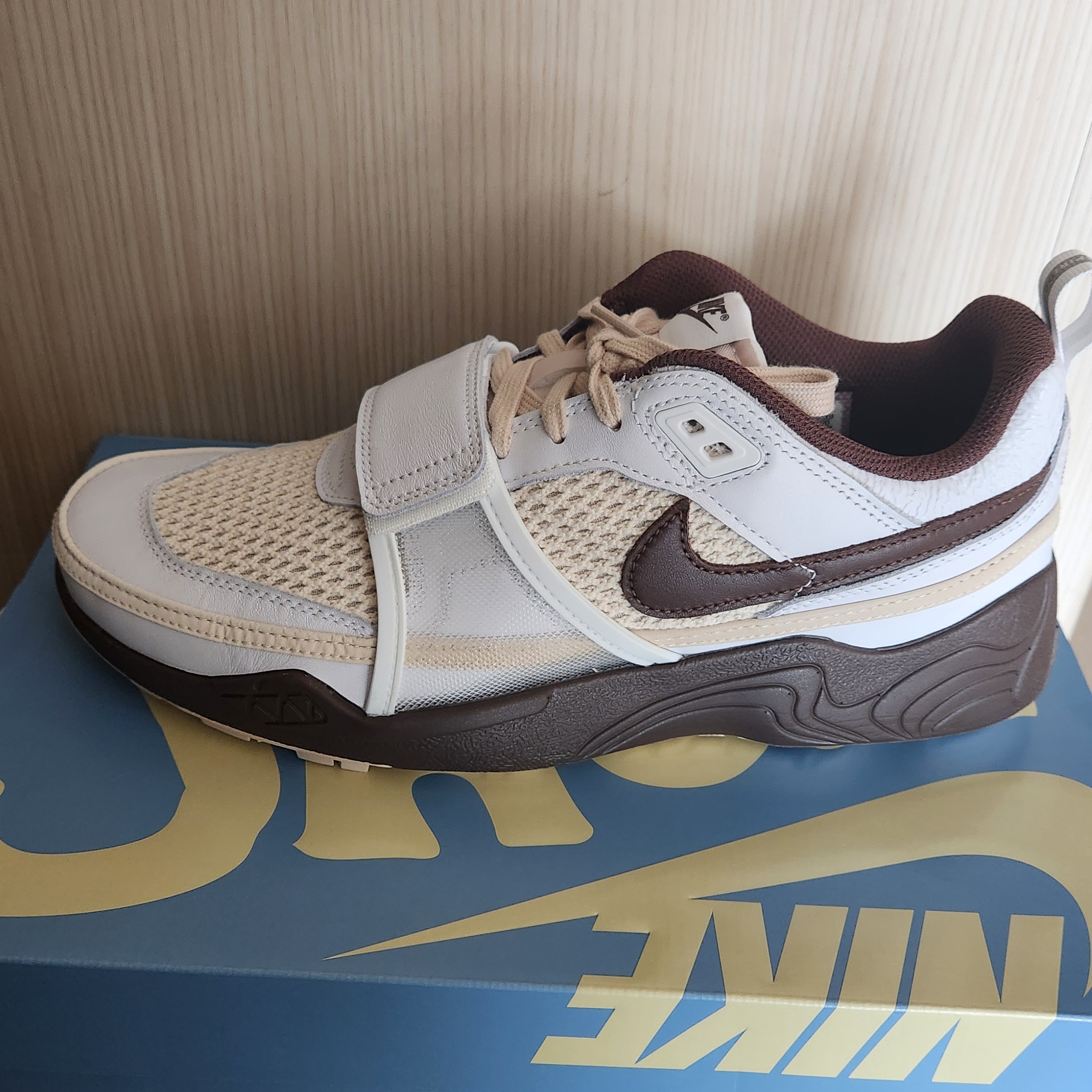 Nike x Travis Scott Zoom Field Jaxx White and Light Chocolate 착용 스타일