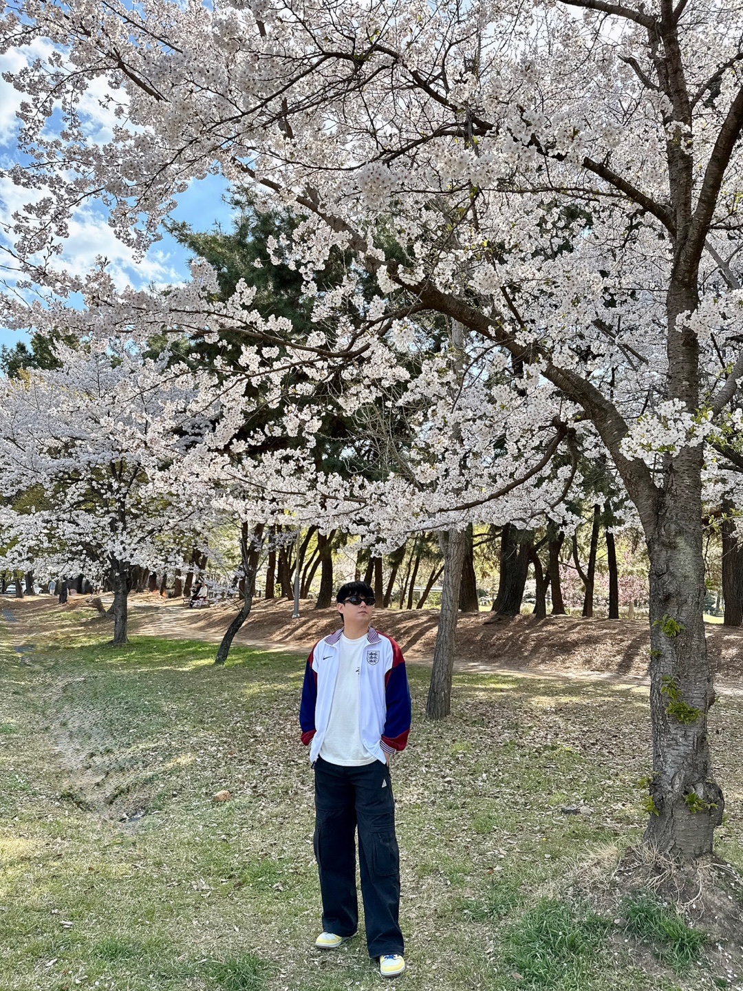 (W) Jordan 1 x Travis Scott Retro Low OG SP Canary, Nike England Dri-Fit Academy Pro Home Soccer Jacket White 착용 스타일 - 2