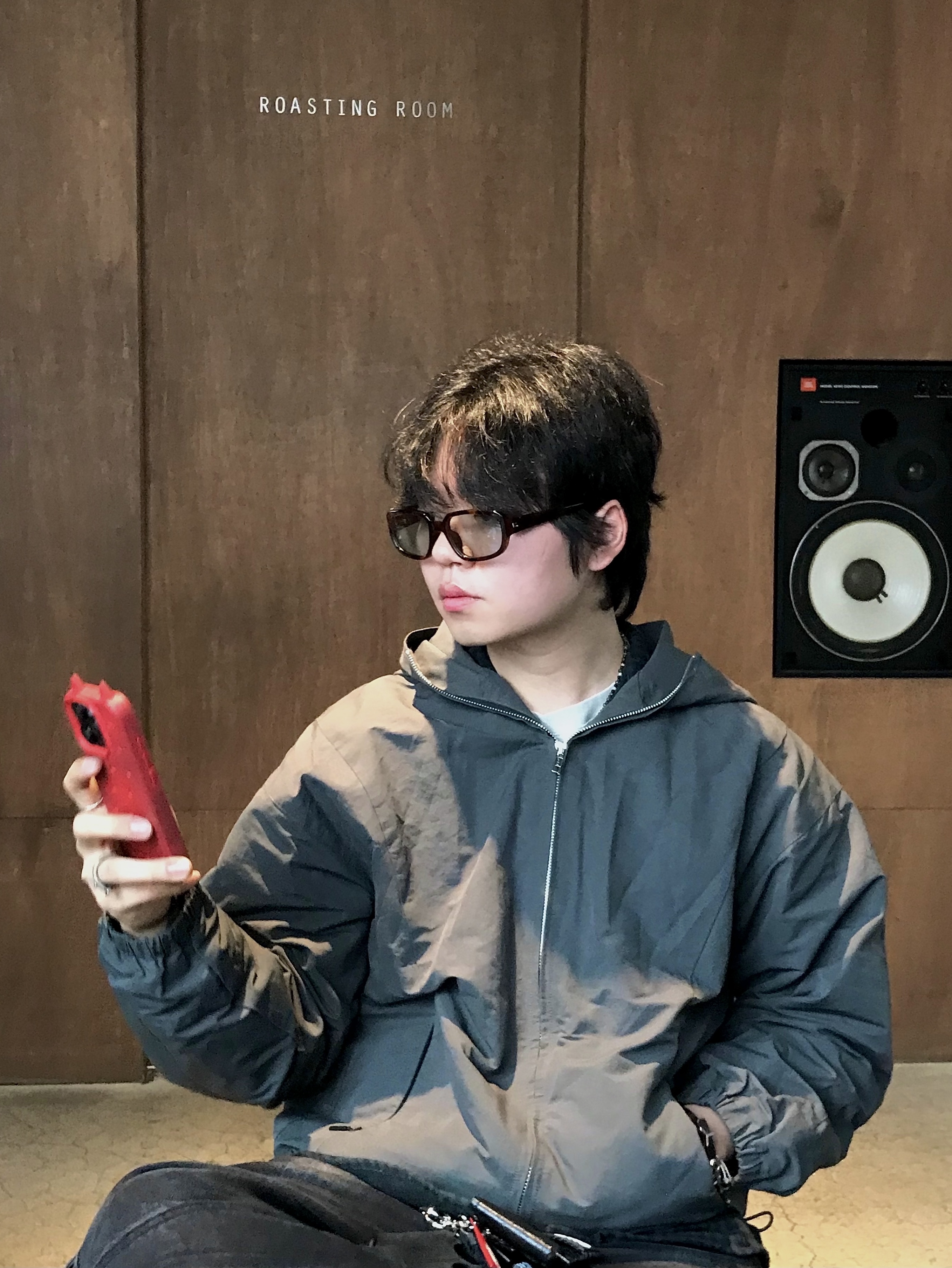 발렌시아가 스테이플러 스니커즈 베이지 그레이, 슈프림 플로팅 키체인 블랙 - 23FW 착용 스타일 - 3