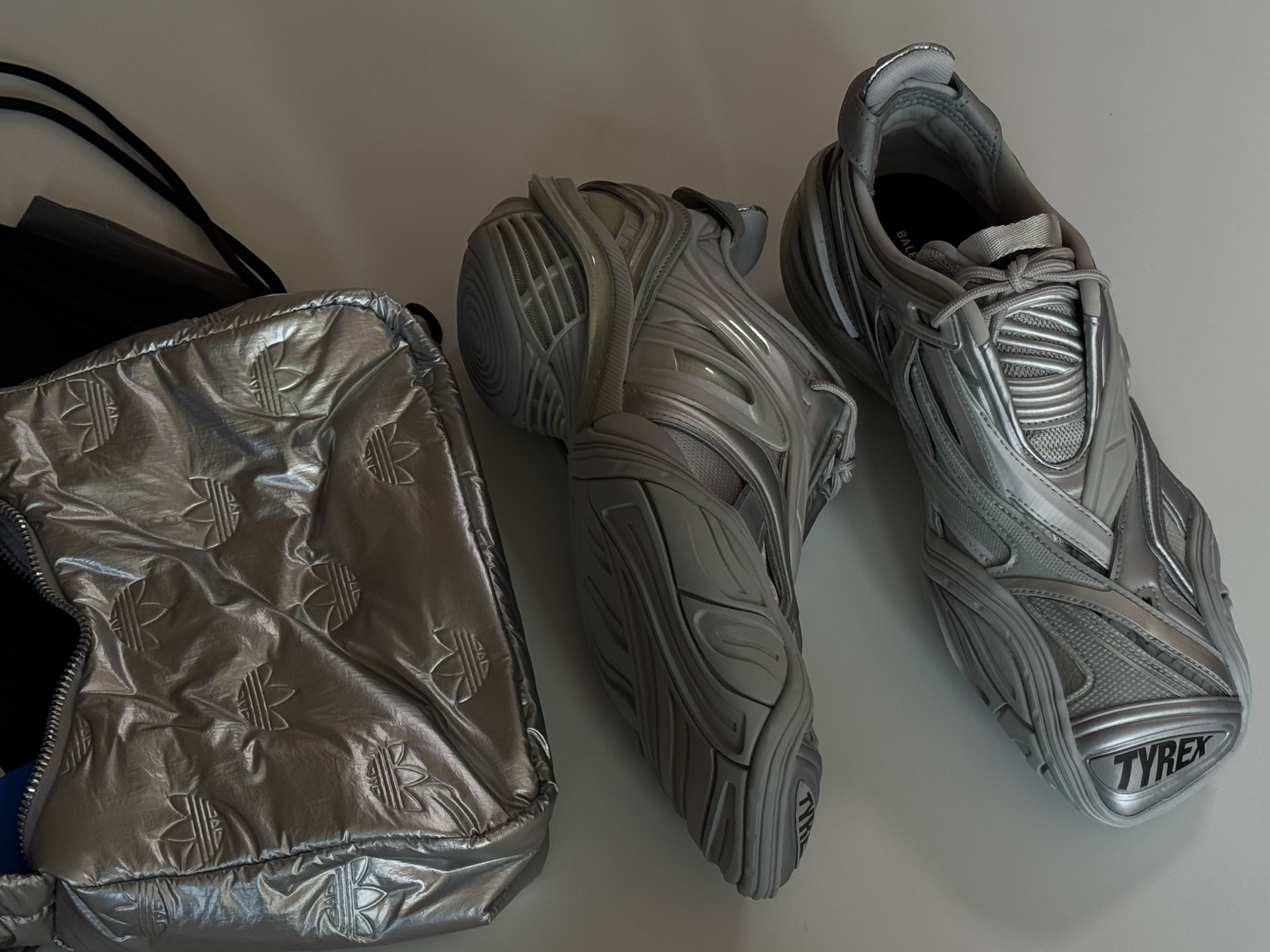 Balenciaga Tyrex Sneakers Silver, Adidas Puffy Satin Mini Shoulder Bag Silver Metallic 착용 스타일 - 3