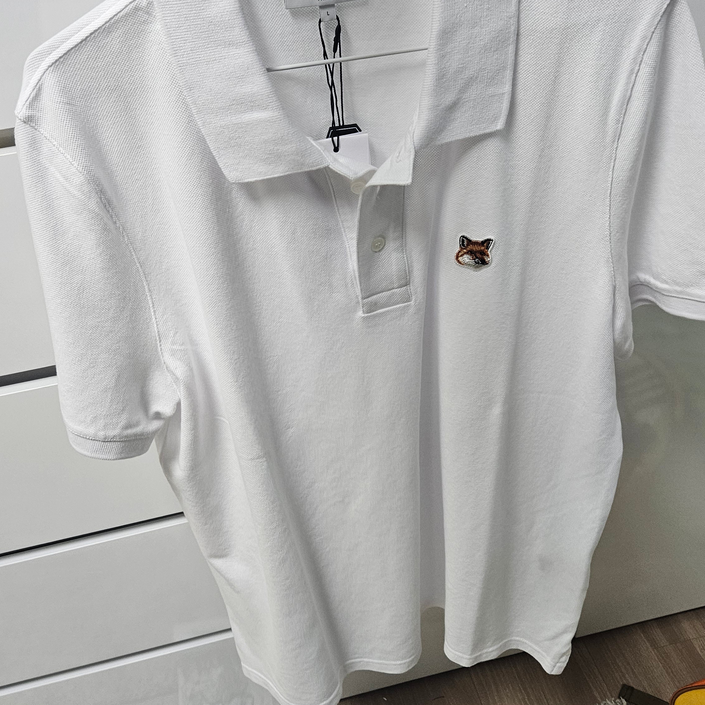 Maison Kitsune Fox Head Patch Polo White 착용 스타일