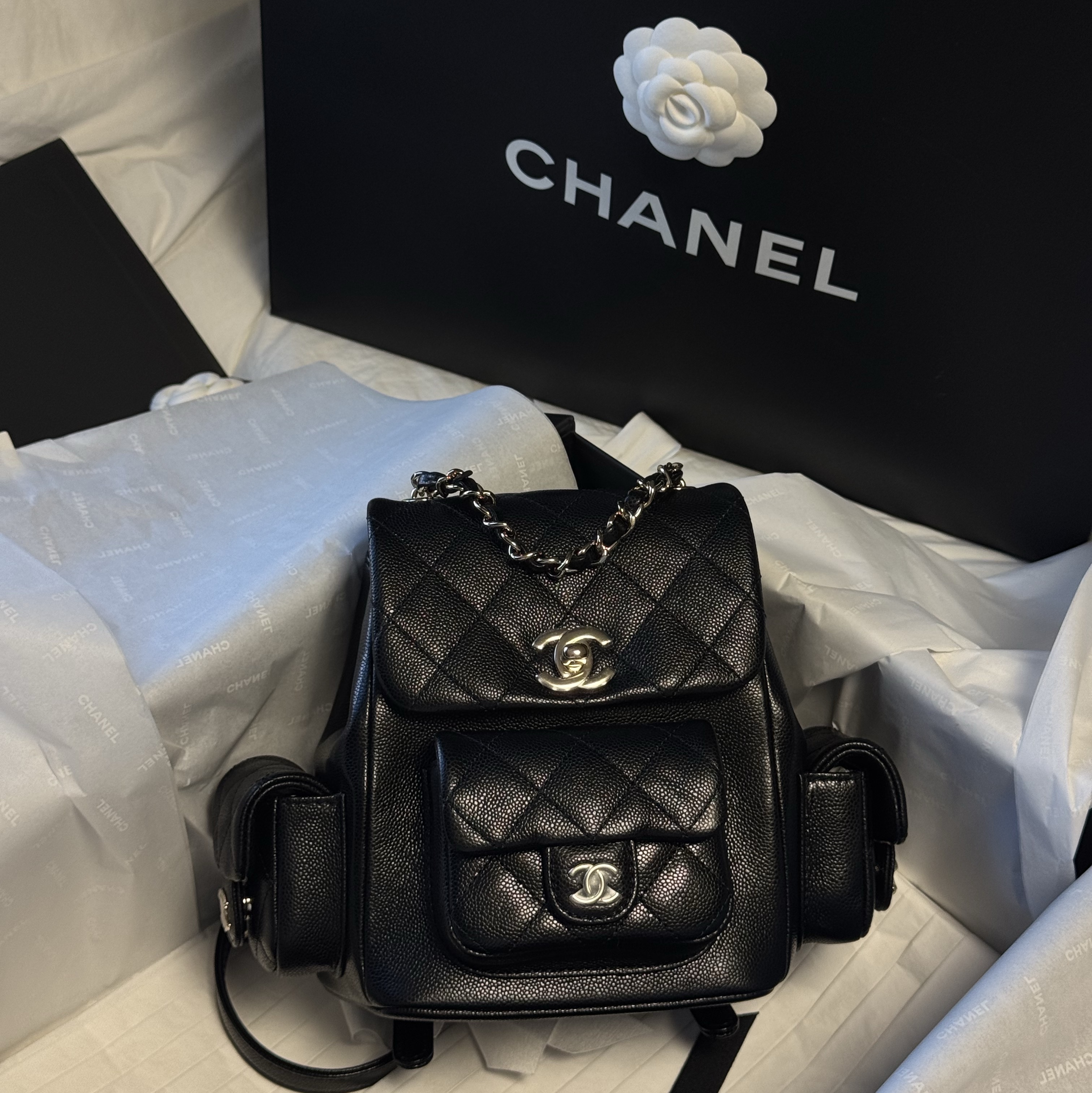 Chanel Small Backpack Grained Shiny Calfskin & Gold Black, Chanel Small Backpack Grained Shiny Calfskin & Gold Black 착용 스타일 - 1