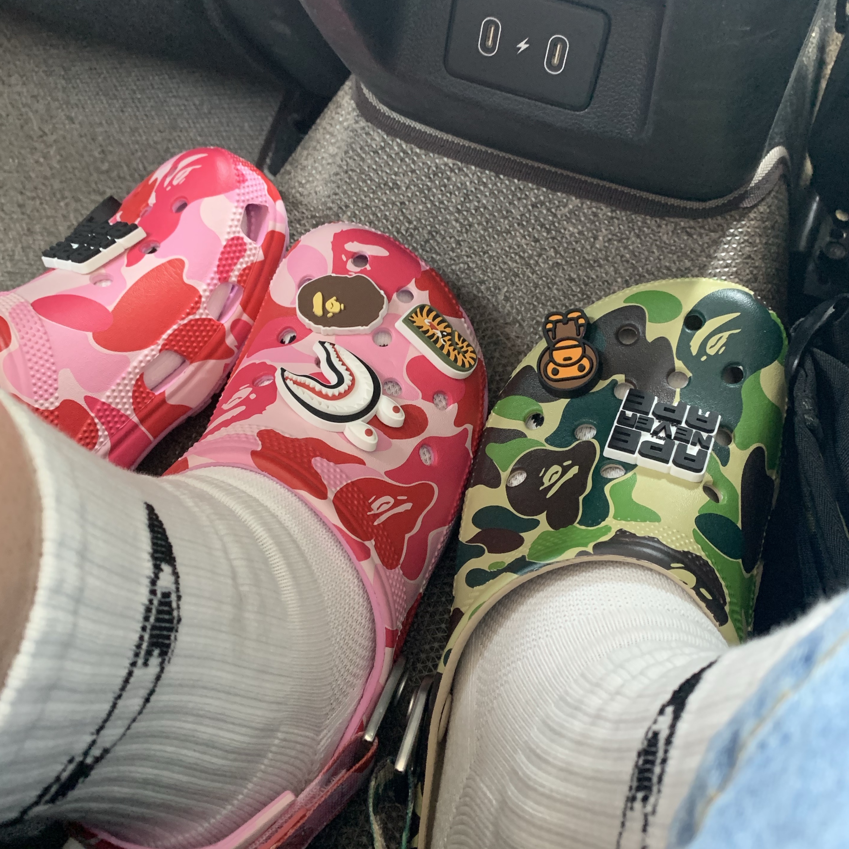 Crocs x BAPE Classic Clog Chai, Crocs x BAPE Classic Clog Carnation 착용 스타일
