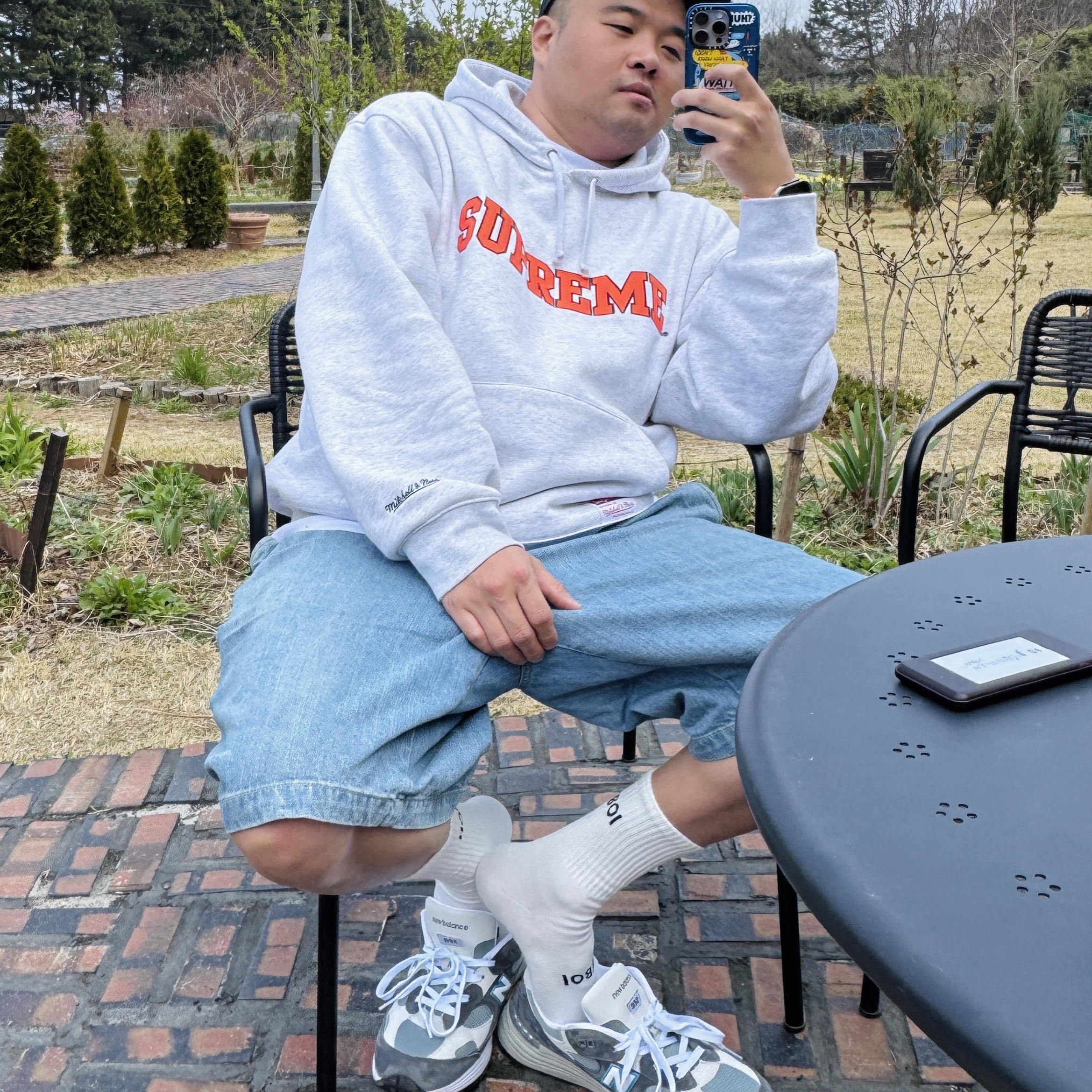 Supreme Mitchell & Ness NCAA Hooded Sweatshirt Ash Grey - 24FW, Supreme CDW Delta Carabiner Silver - 24SS 착용 스타일 - 1