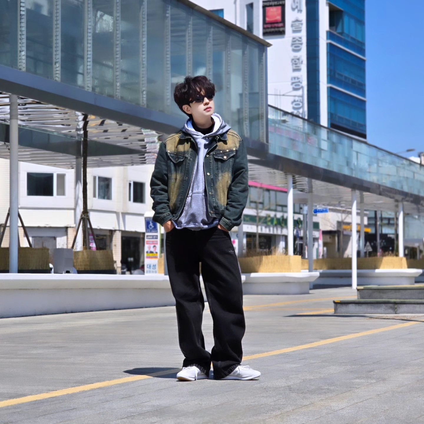 Flavorism Oversized Rivet Hoodie Dirty White, Adidas Adicolor Denim Firebird Pants True Black Denim - KR Sizing 착용 스타일 - 4