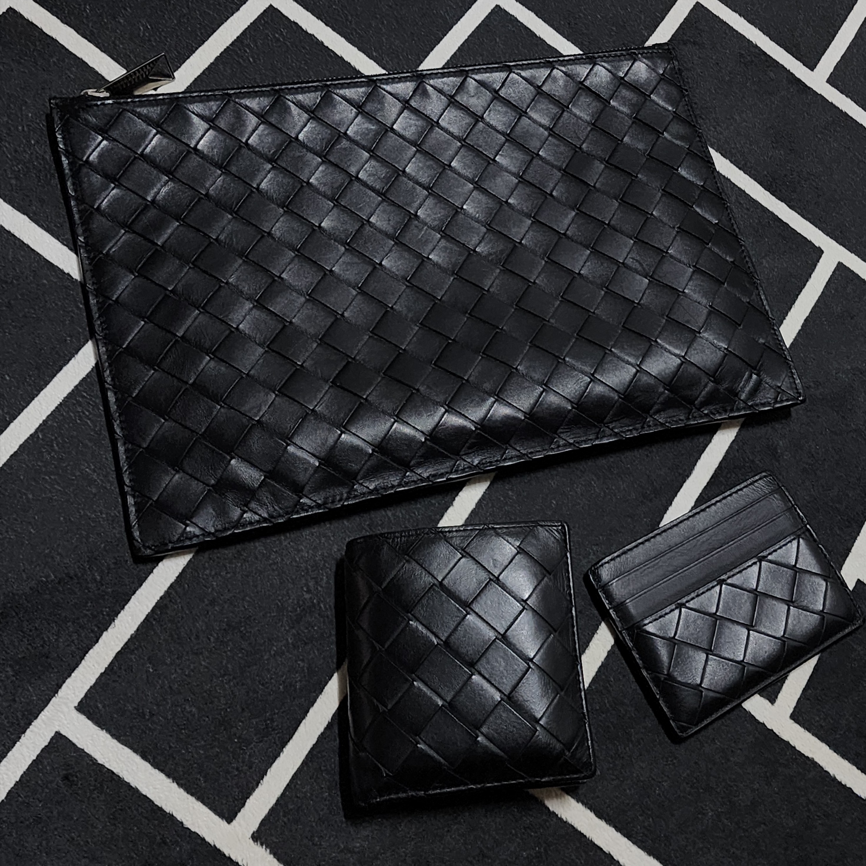 Bottega Veneta Large Pouch Black, Bottega Veneta Slim Bi-Fold Wallet Black 착용 스타일