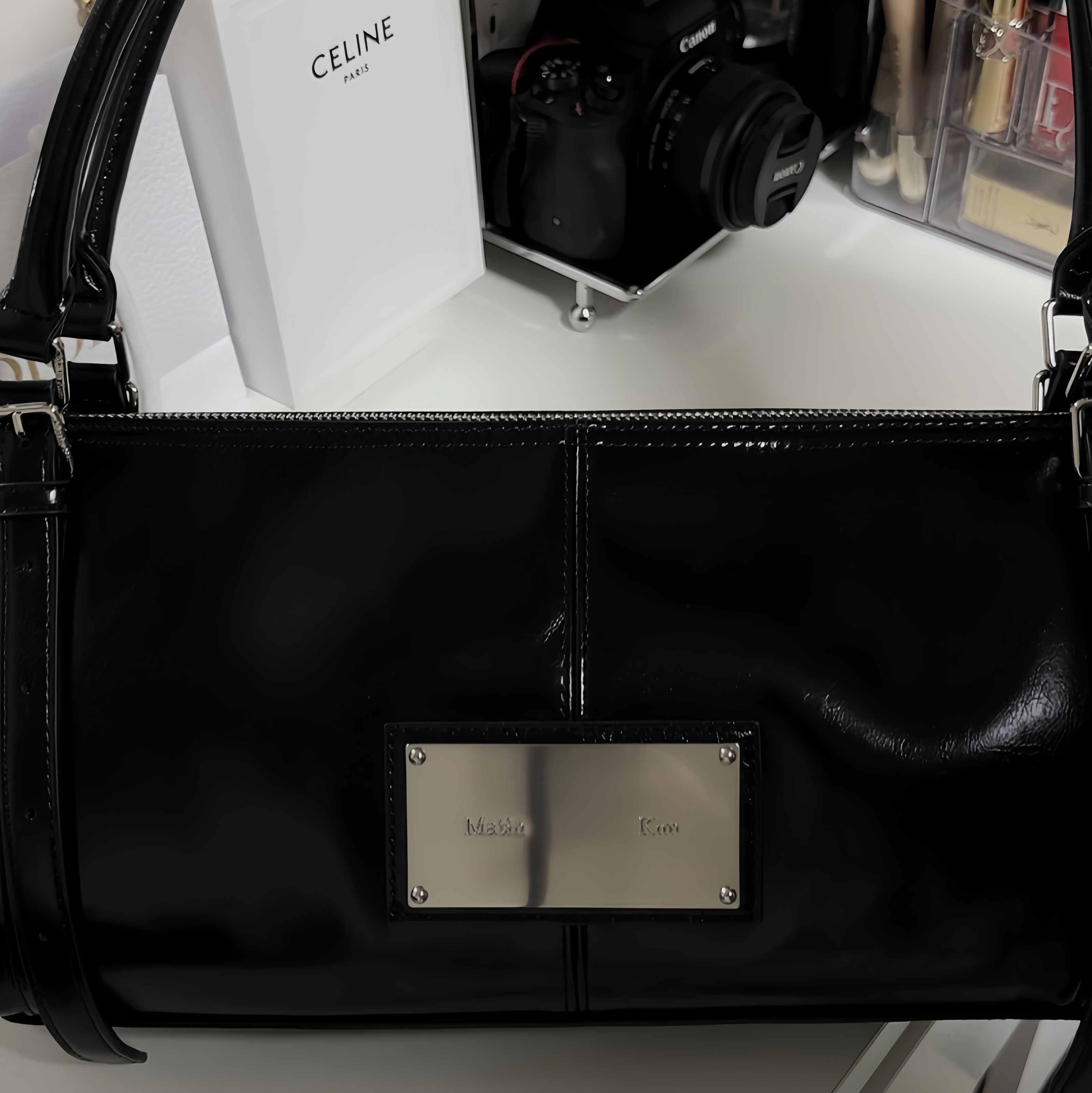 Matin Kim Buckle Strap Shoulder Bag Black 착용 스타일 - 3