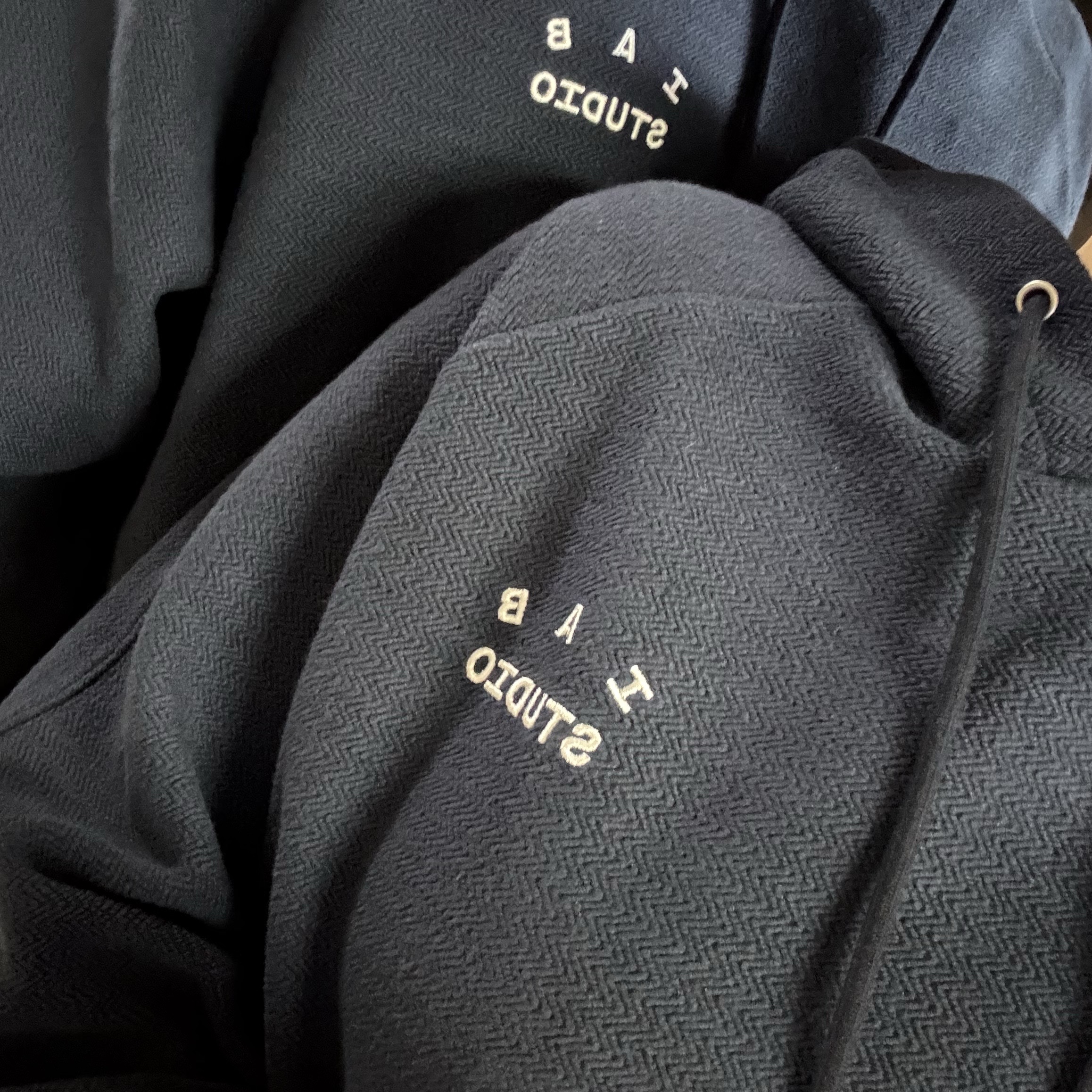 IAB Studio Herringbone Hoodie Navy White 착용 스타일