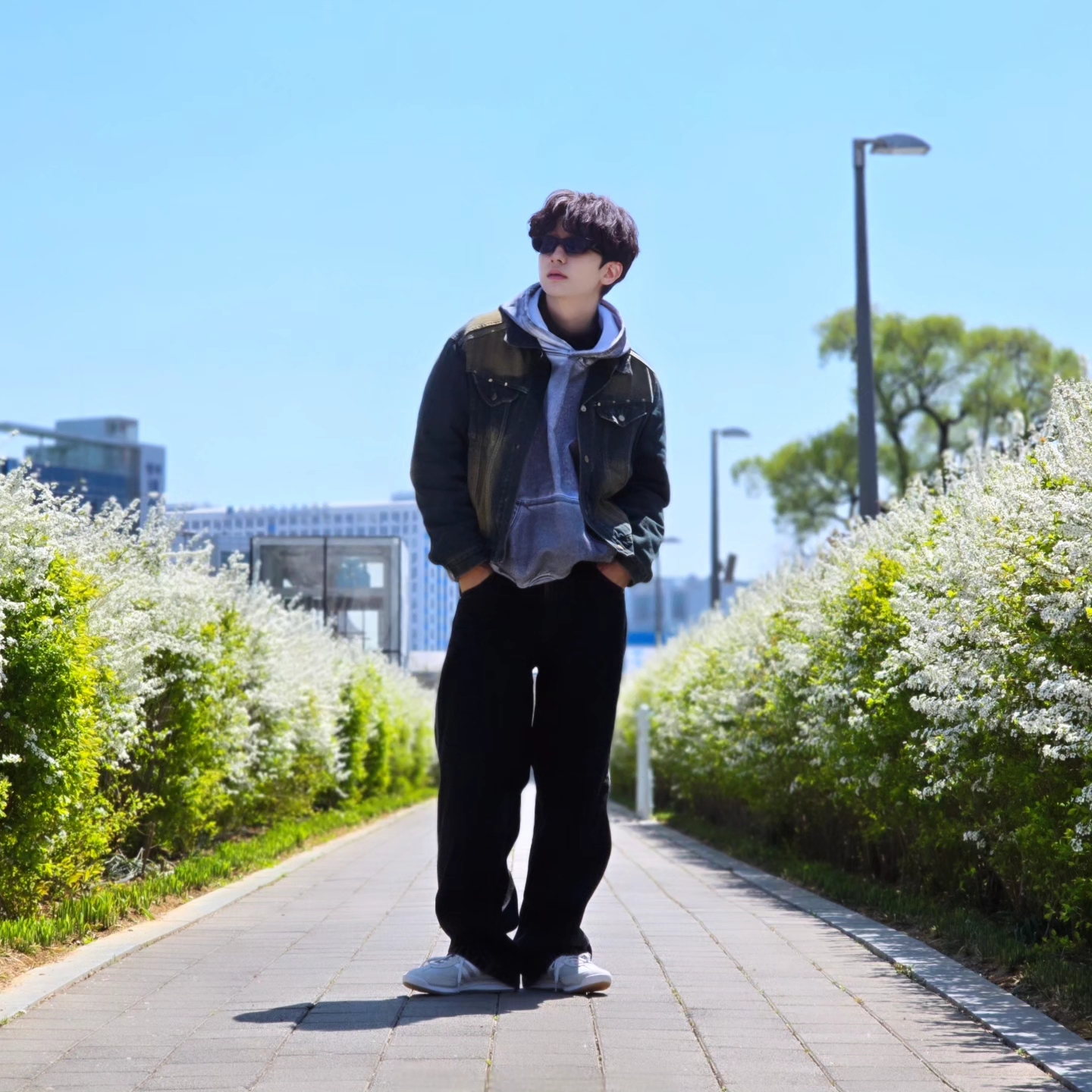 Flavorism Oversized Rivet Hoodie Dirty White, Adidas Adicolor Denim Firebird Pants True Black Denim - KR Sizing 착용 스타일 - 1