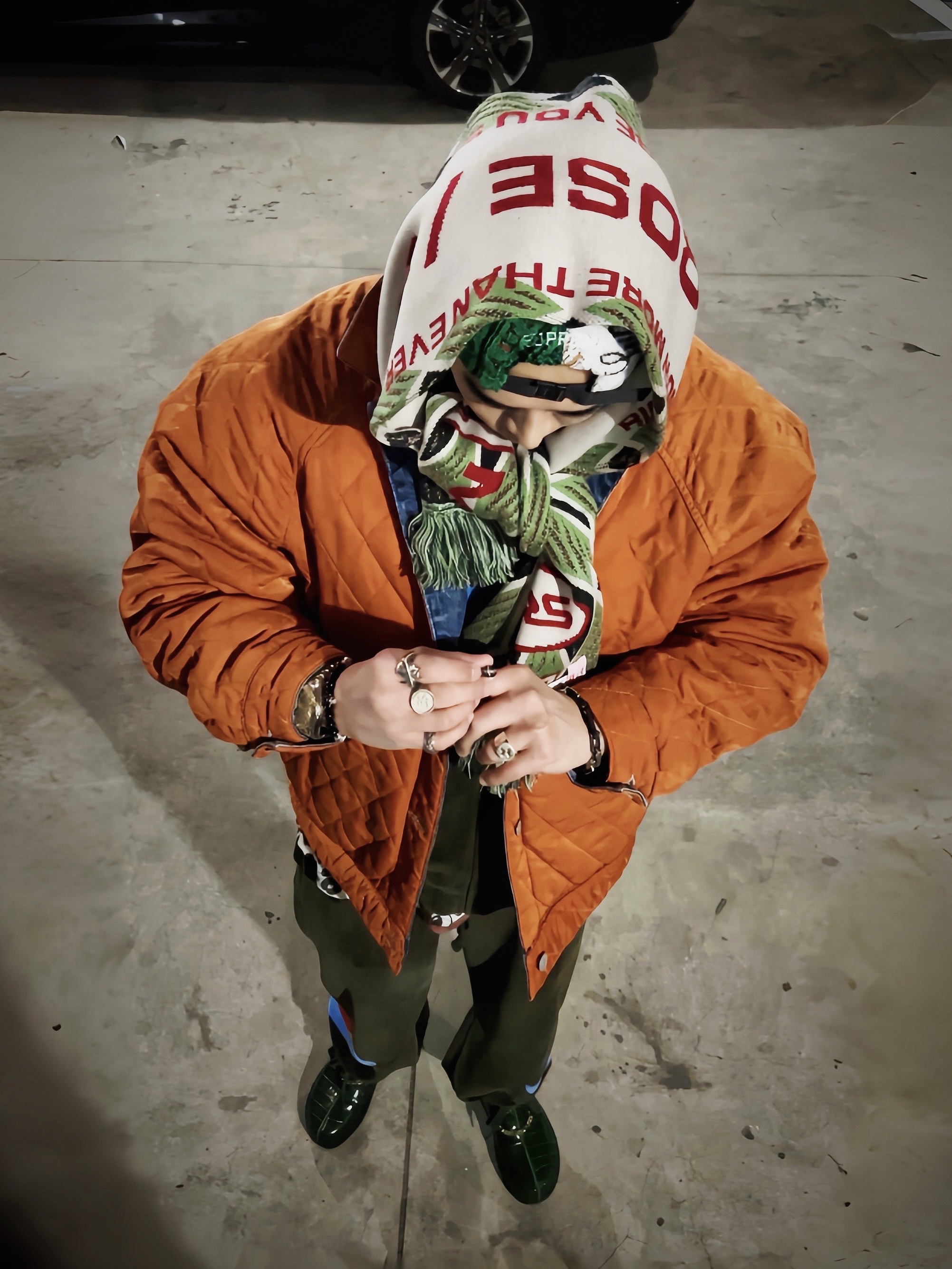 슈프림 x 마틴 로즈 스카프 스톤 - 24FW, 슈프림 x 마틴 로즈 스웨터 스톤 - 24FW 착용 스타일 - 1