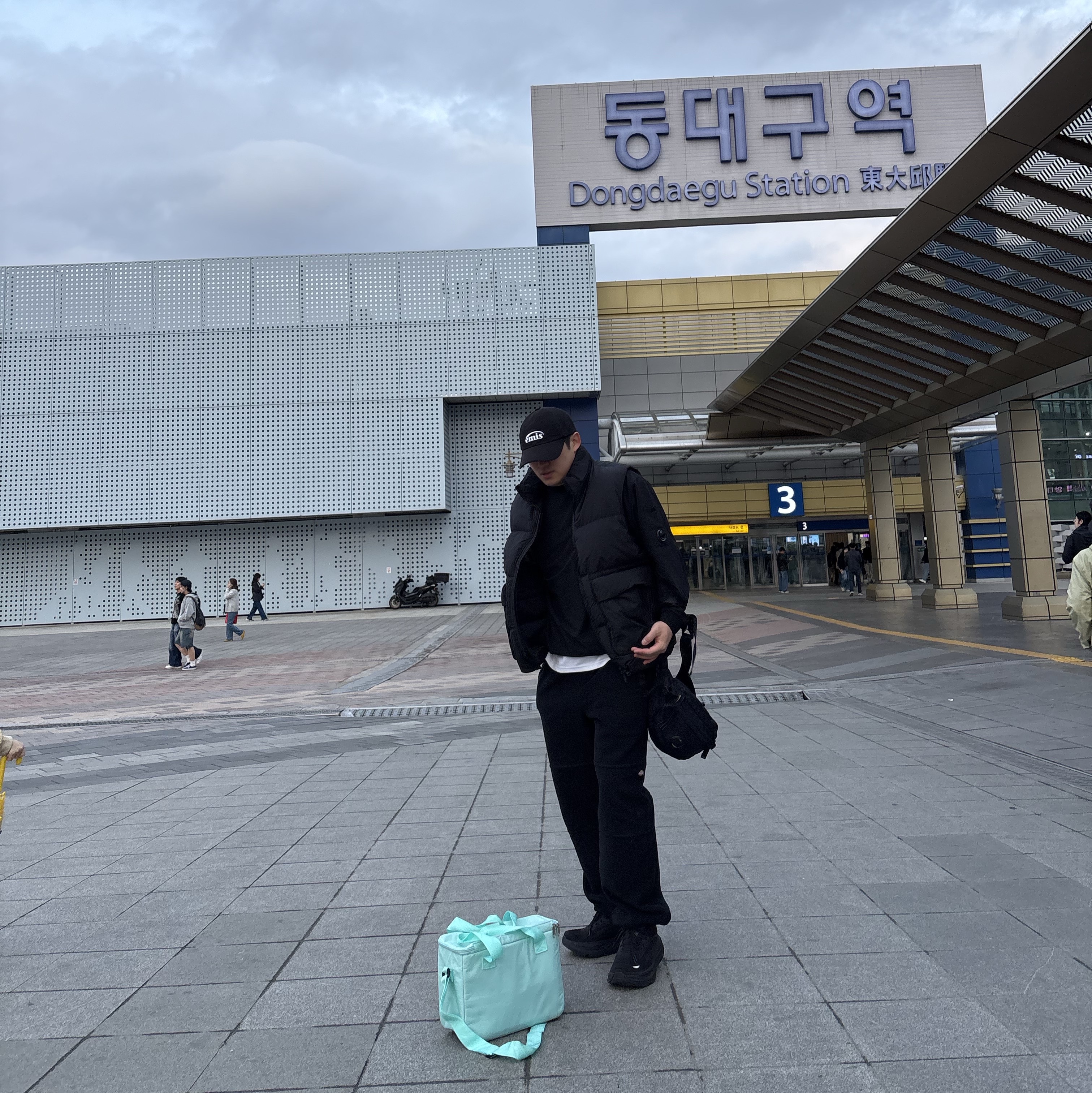 Hoka Bondi 9 Black - Wide, Emis New Logo Emis Cap Black 착용 스타일