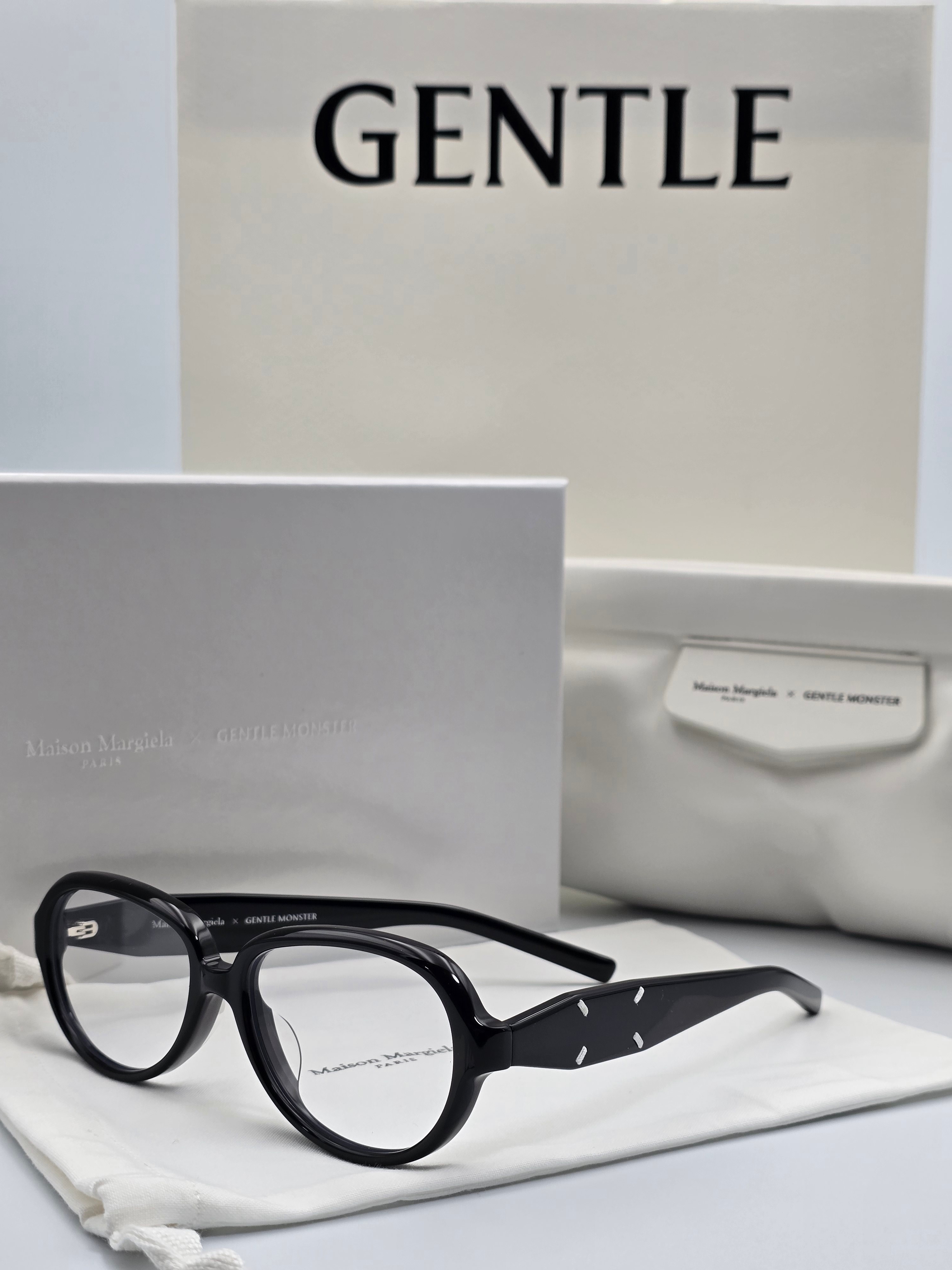 Gentle Monster x Maison Margiela MM211 Black Clear 착용 스타일 - 2
