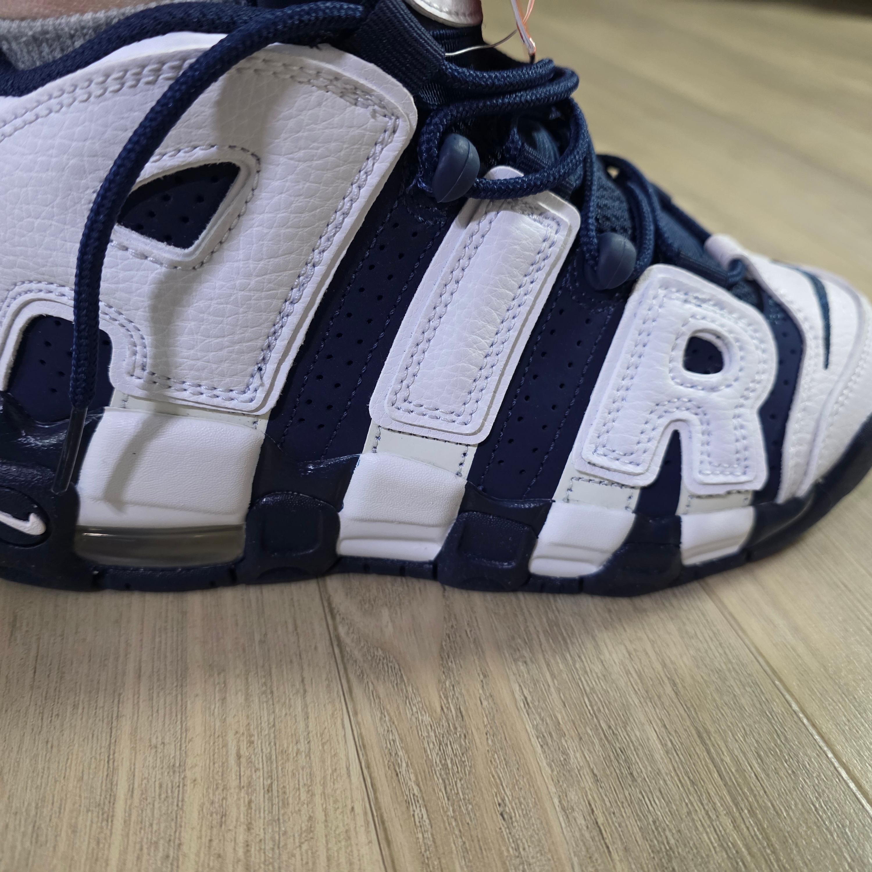 (GS) Nike Air More Uptempo White Metallic Gold 착용 스타일