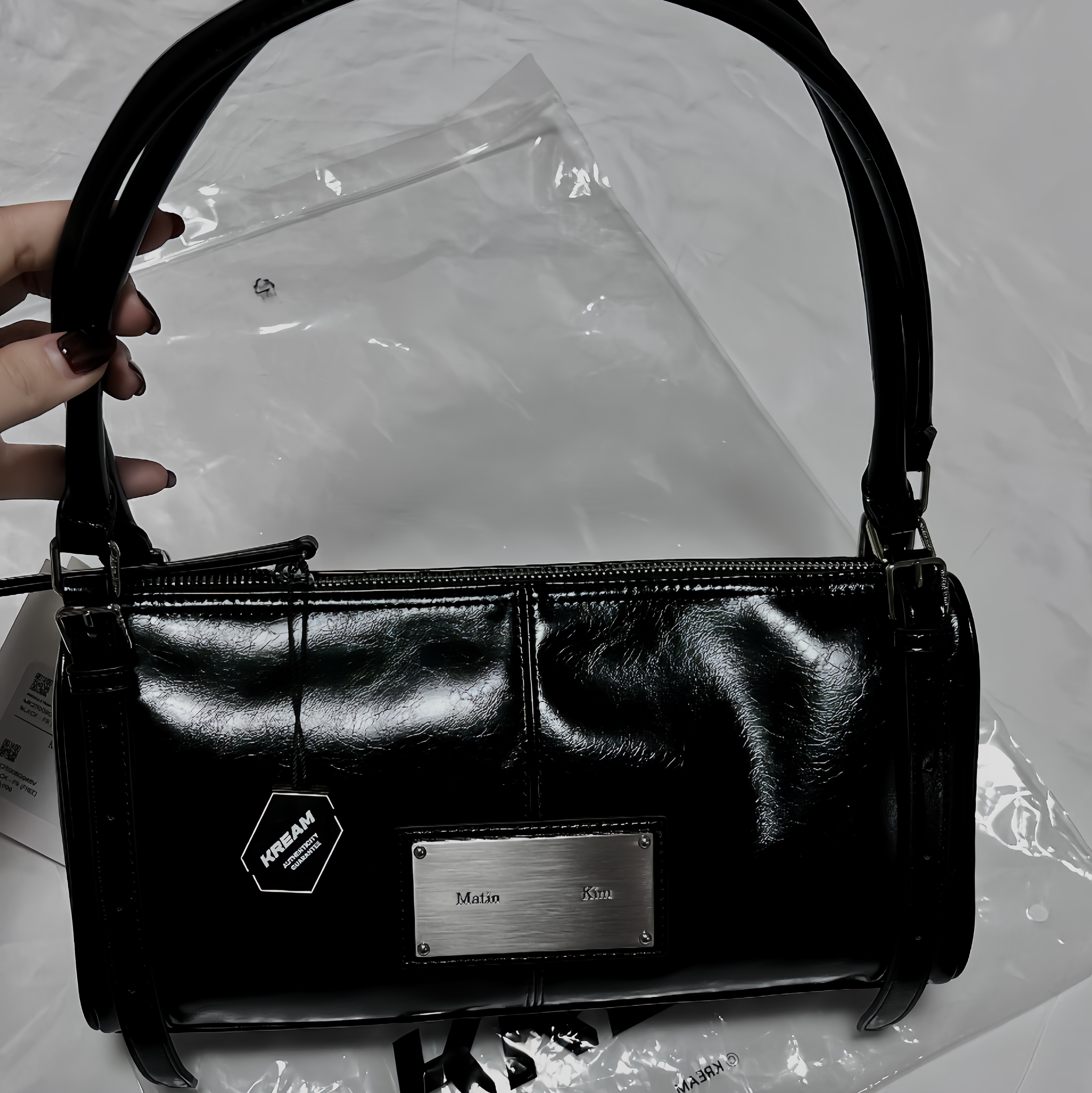 Matin Kim Buckle Strap Shoulder Bag Black 착용 스타일 - 2