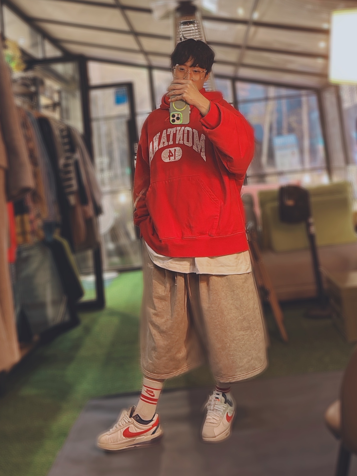 Nike x Sacai Zoom Cortez SP White and University Red, Hermes Clic HH Bracelet Gold & Noir Mat 착용 스타일 - 4