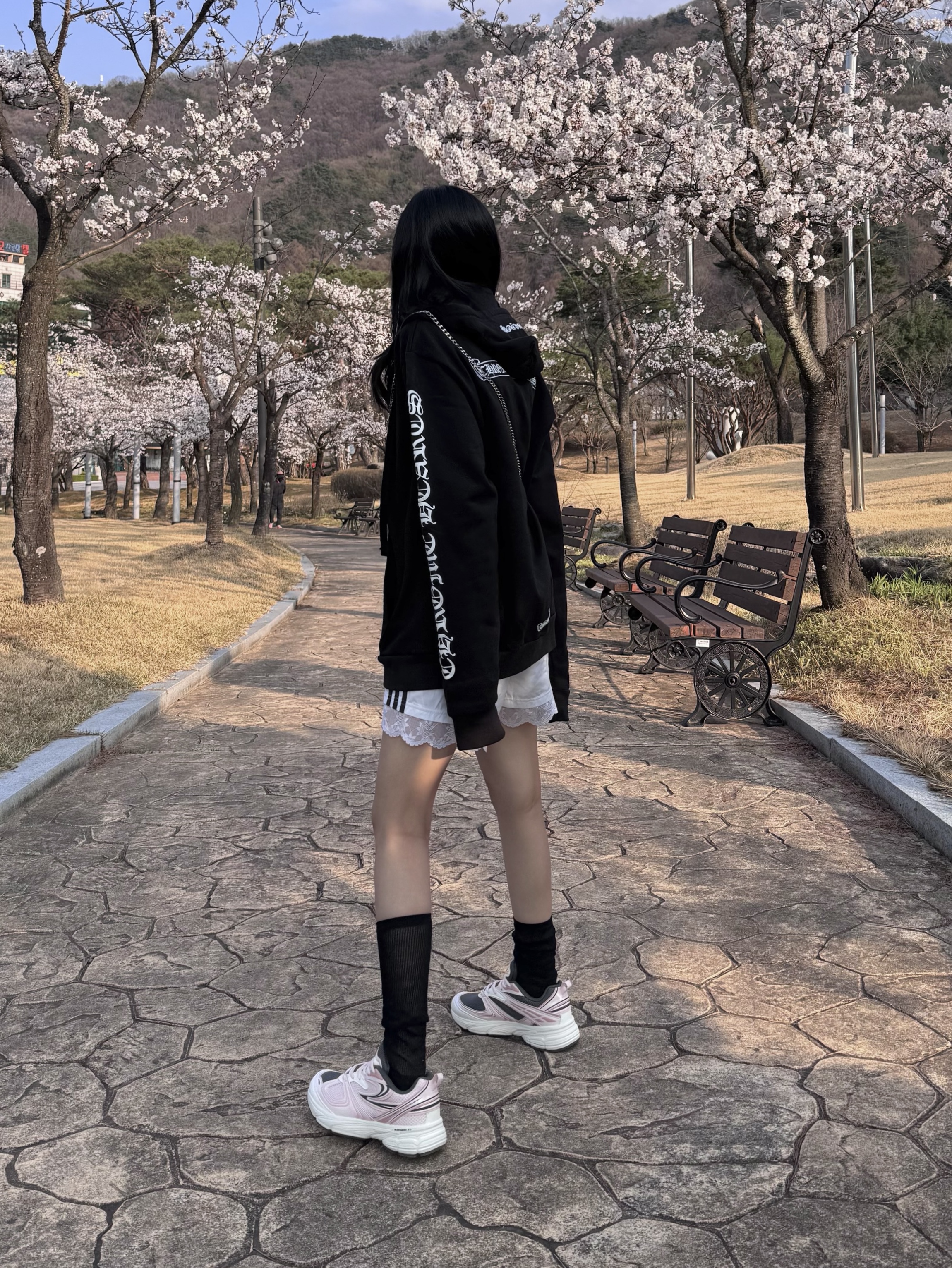 베이프 베이비 마일로 미니 숄더백 블랙, (W) 아디다스 레이스 트림 삼선 쇼츠 화이트 - KR 사이즈 착용 스타일 - 2