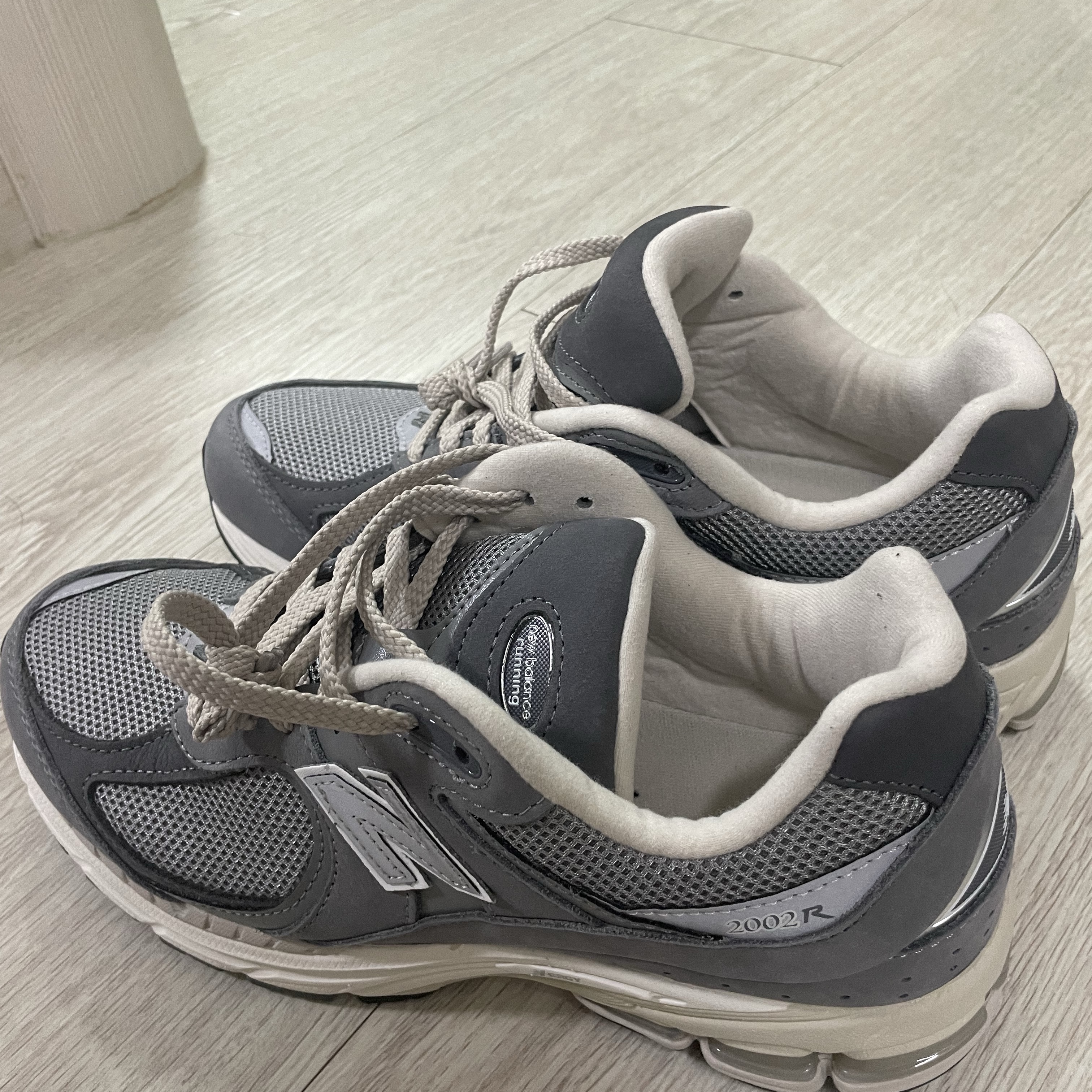 New Balance 2002R Premium Vintage Grey 착용 스타일