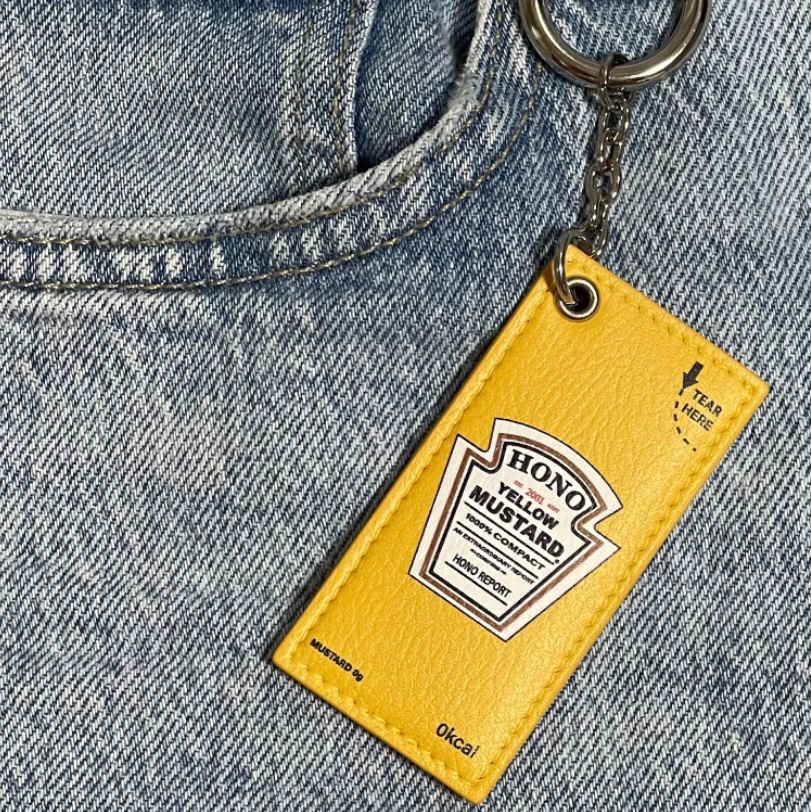 Hono Report Object Keyring Mustard 착용 스타일