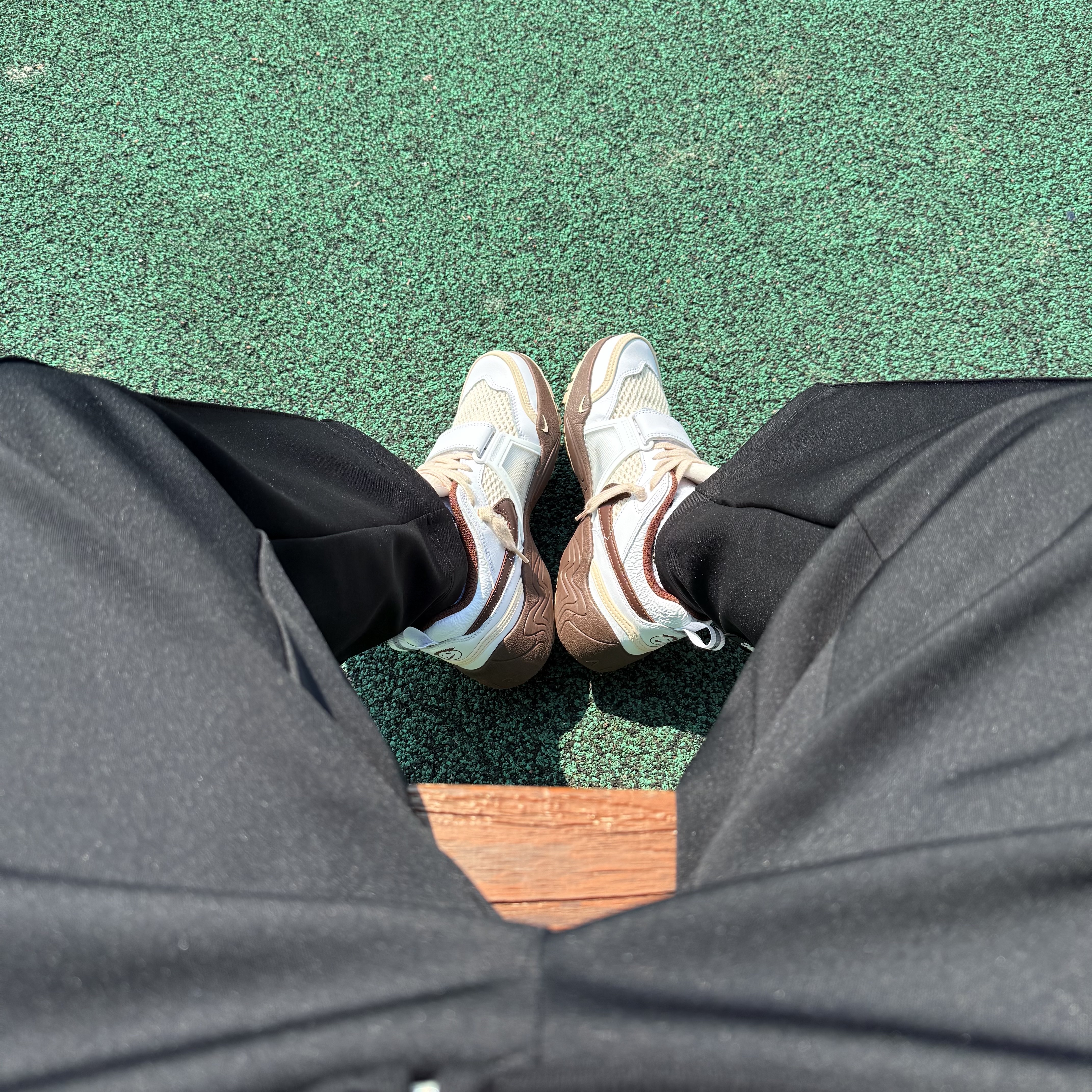 Nike x Travis Scott Zoom Field Jaxx White and Light Chocolate 착용 스타일 - 3