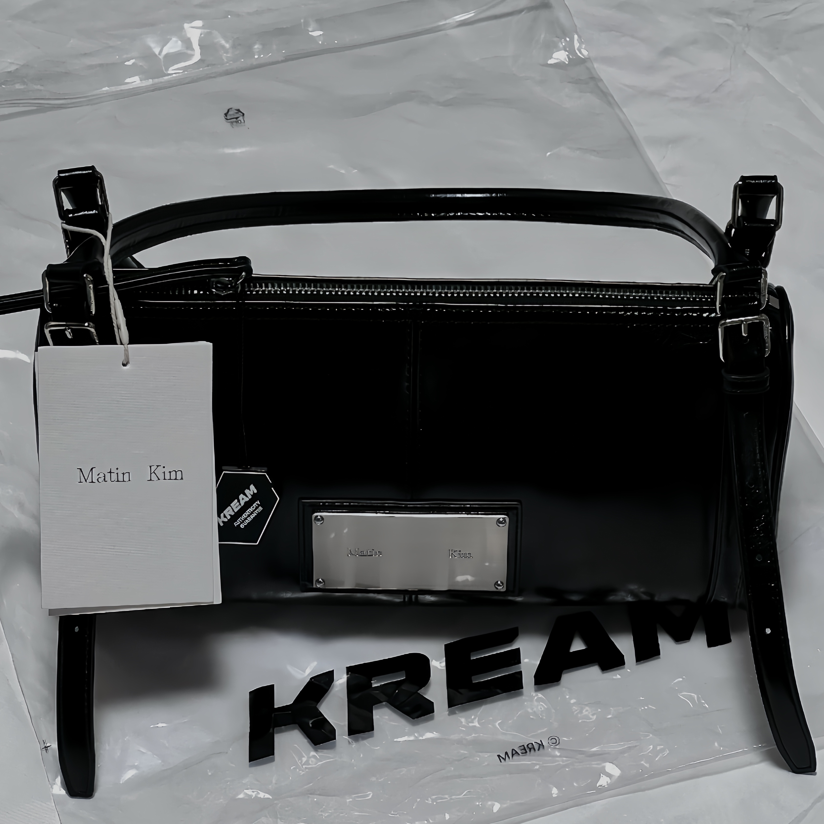 Matin Kim Buckle Strap Shoulder Bag Black 착용 스타일 - 4