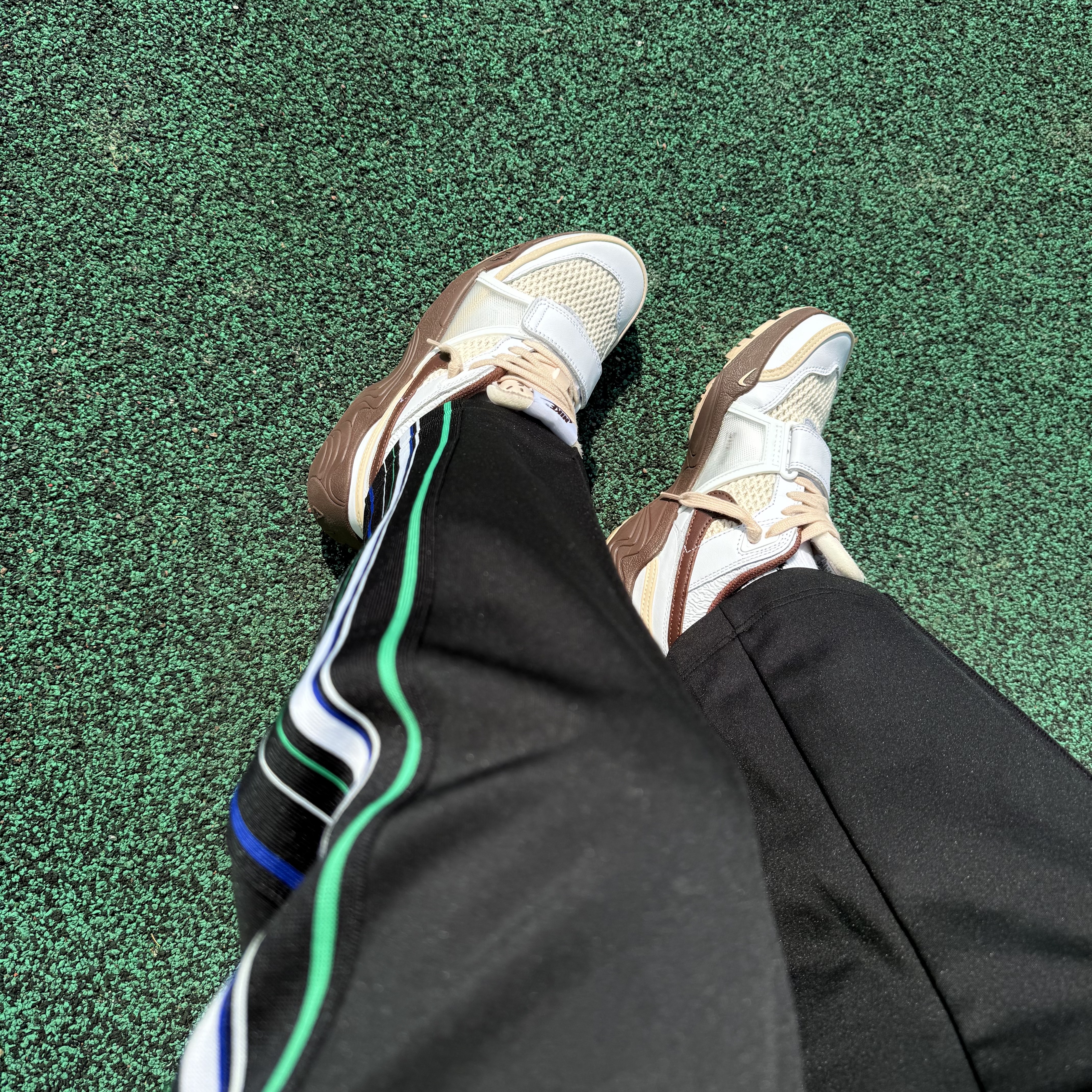 Nike x Travis Scott Zoom Field Jaxx White and Light Chocolate 착용 스타일 - 4