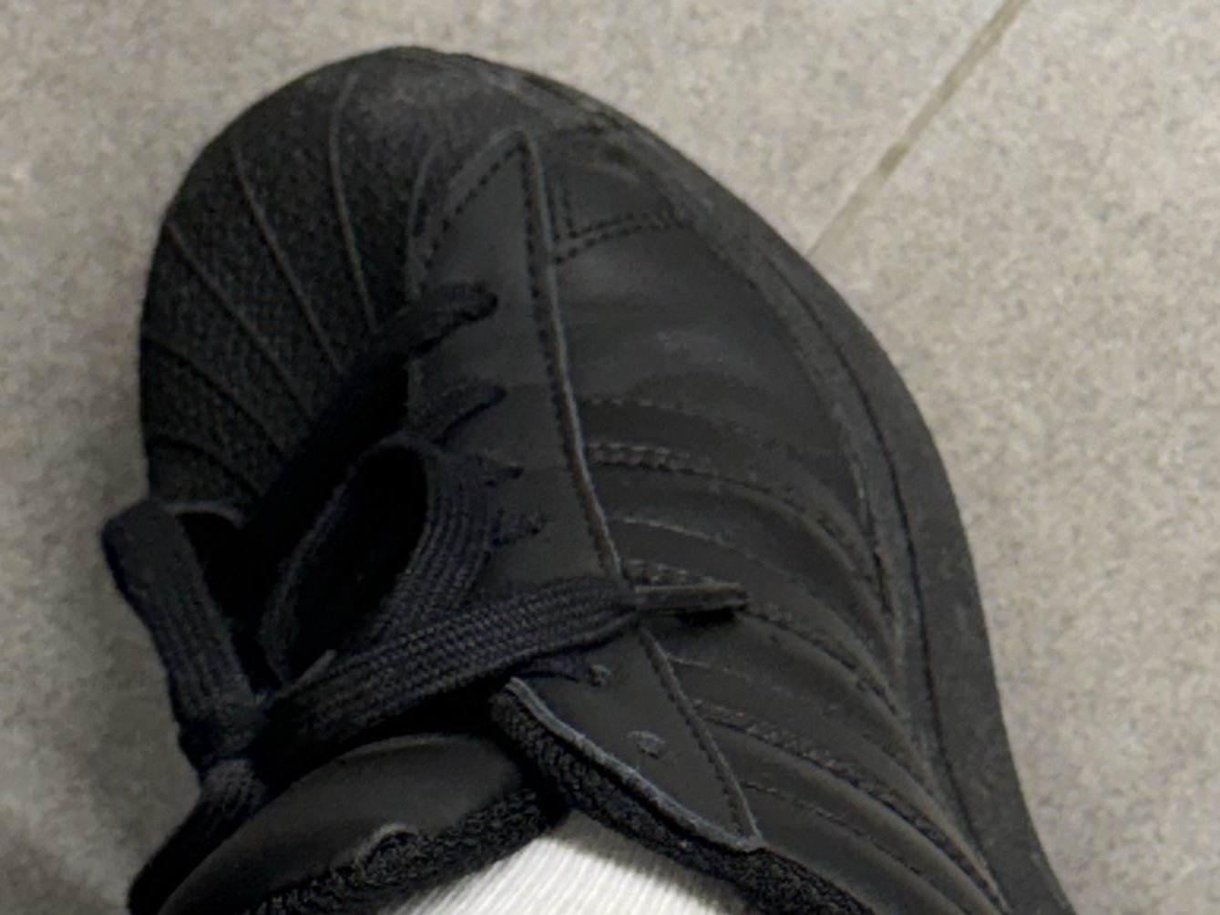 Adidas Superstar Triple Black 착용 스타일