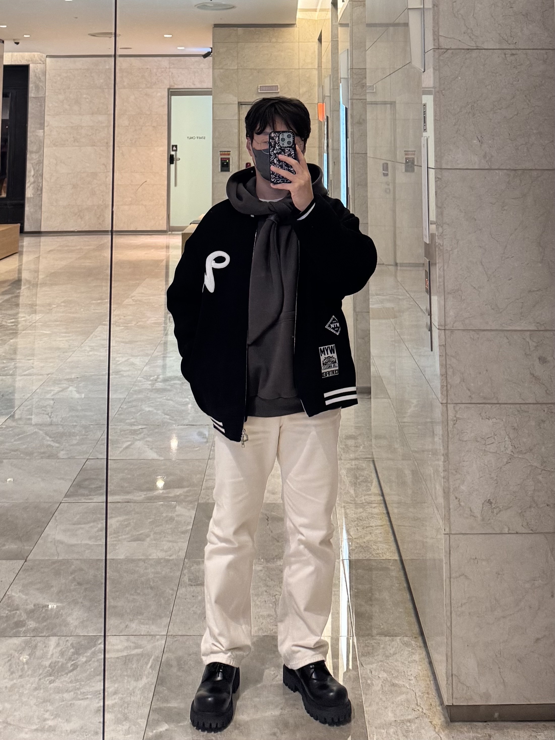 우영미 그레이 매듭 디테일 후드 티셔츠 다크 - 24FW, 우영미 뉴 스트레이트 데님 팬츠 아이보리 - 25SS 착용 스타일 - 1