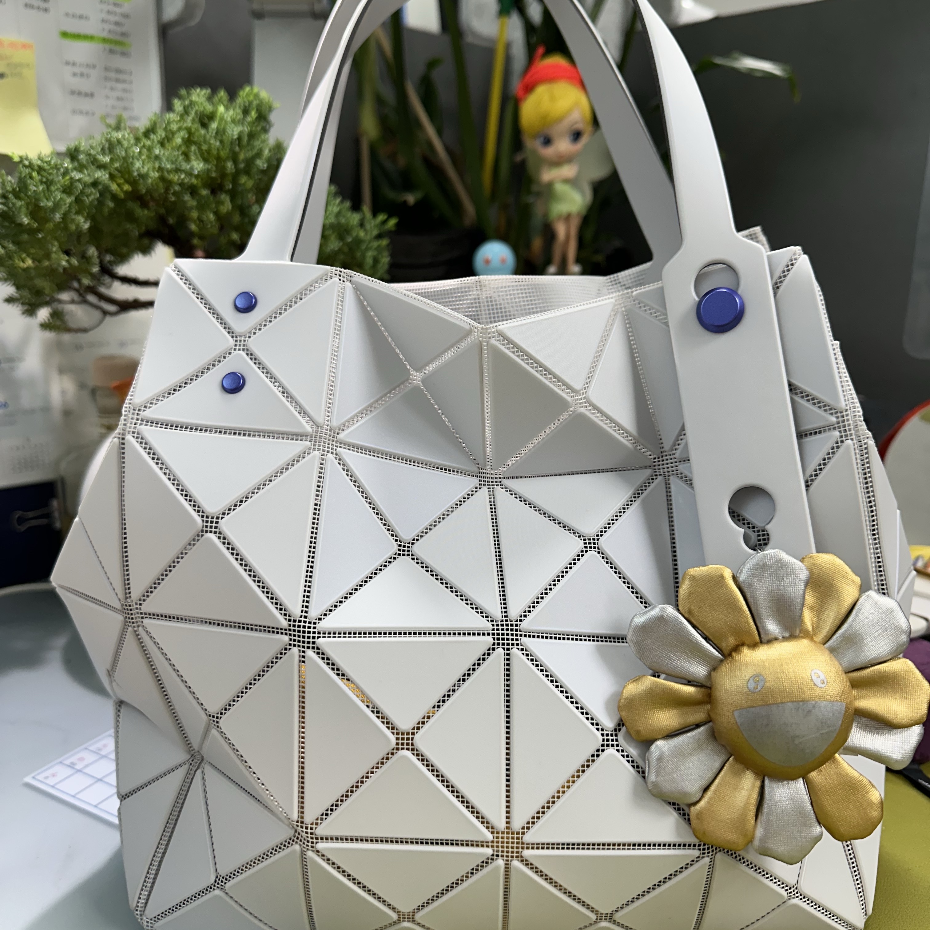 Bao Bao Issey Miyake Carat Handbag Light Gray 착용 스타일