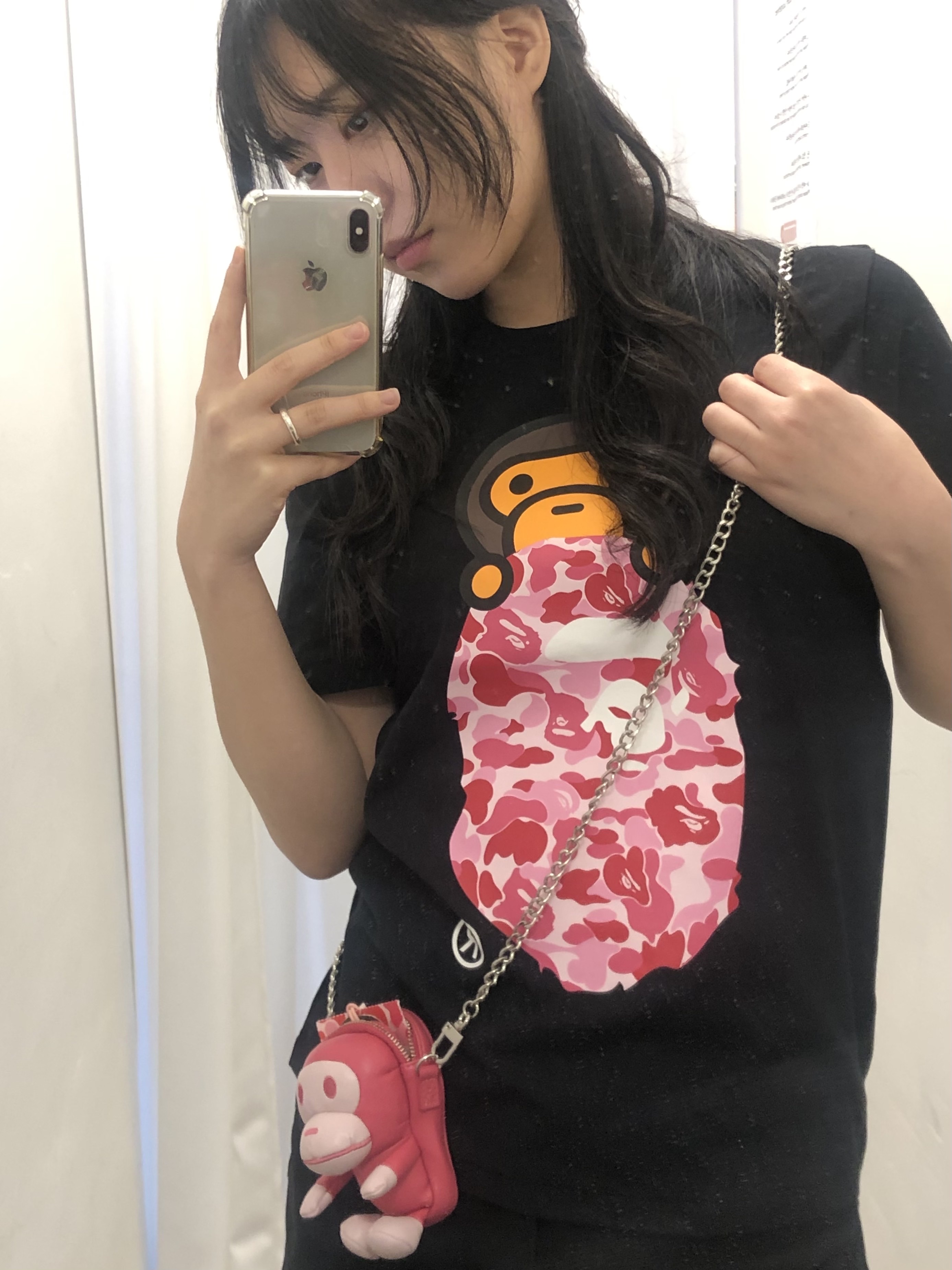 BAPE ABC Camo Milo on Ape Head L/S T-Shirt White Pink, BAPE Baby Milo Mini Shoulder Bag Black 착용 스타일 - 6