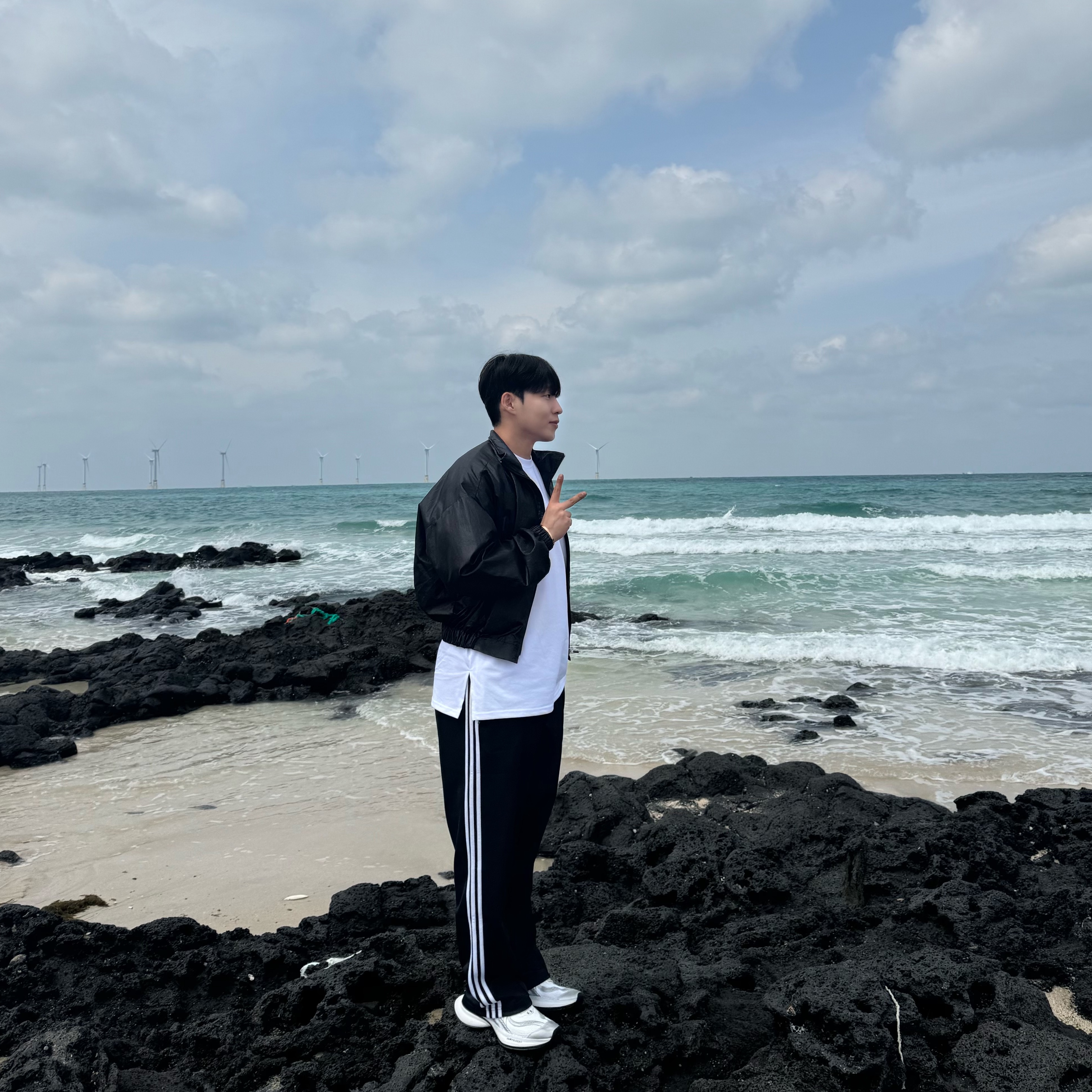 Balenciaga Circuit Sneaker White Silver, (W) Adidas Originals Firebird Loose Track Pants Black - KR Sizing 착용 스타일