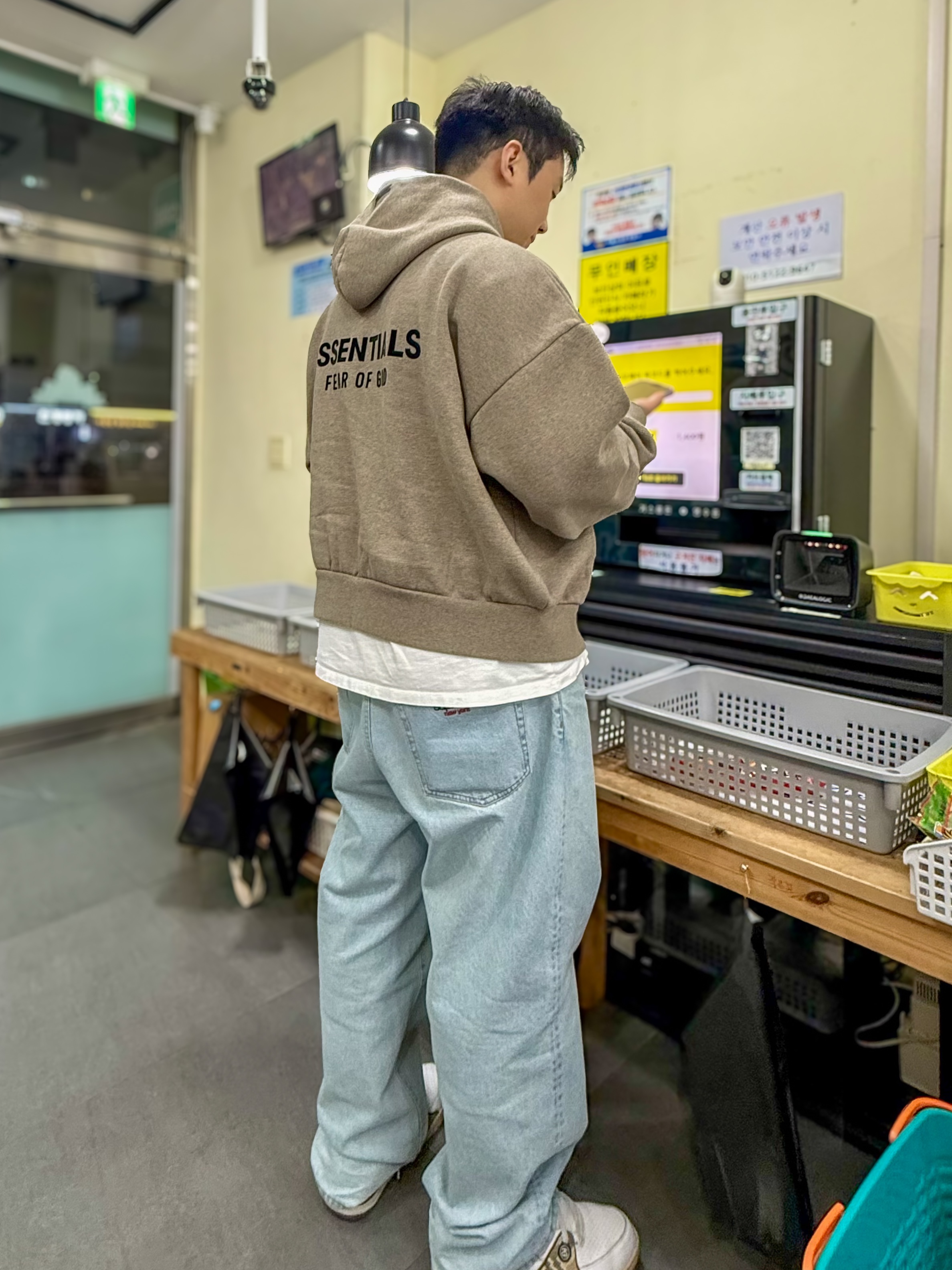 Nike x Stussy Air Flight 89 Low White and Pecan, Supreme Baggy Jean Light Washed Indigo - 24FW 착용 스타일