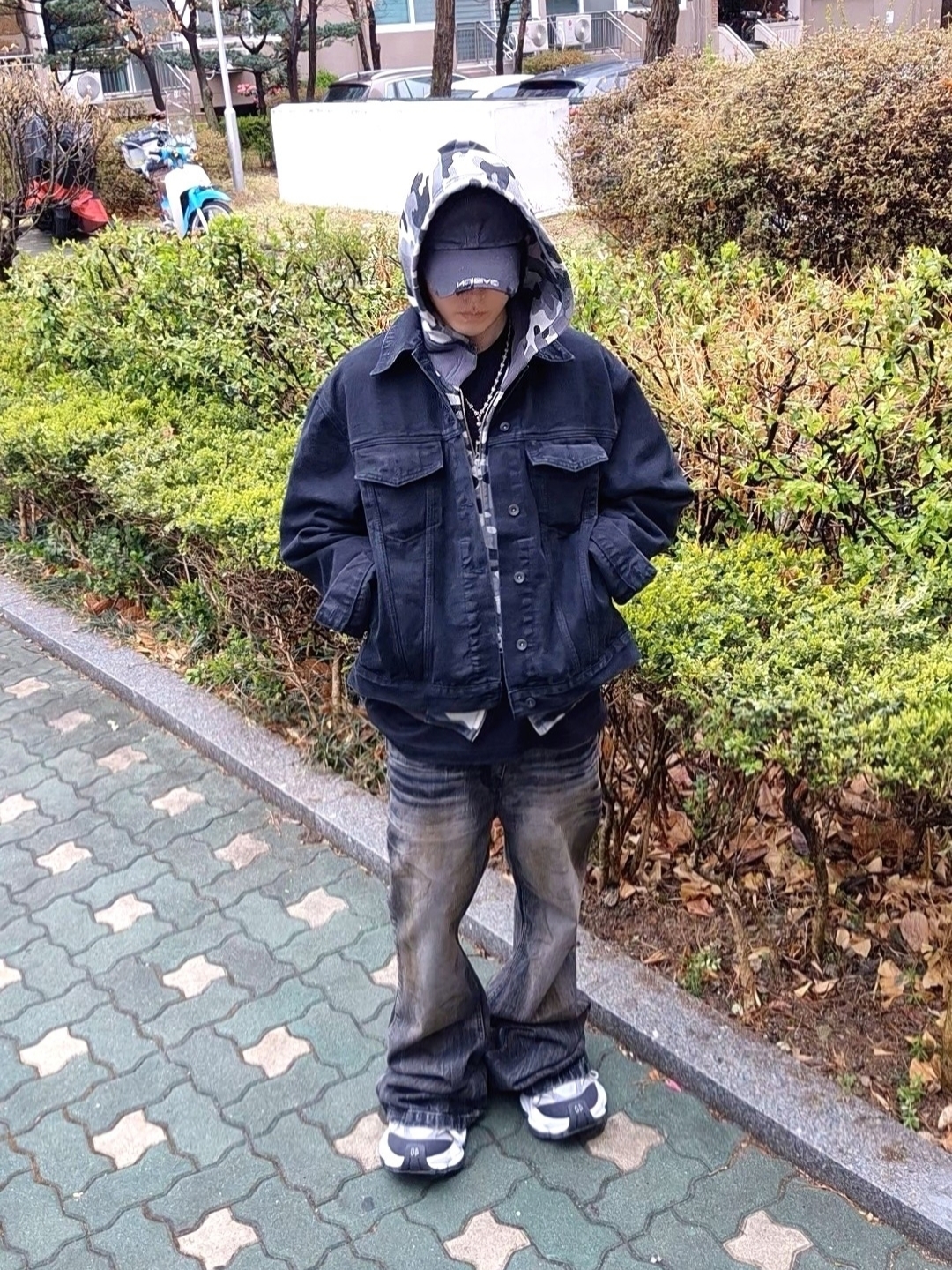 Civision by CSC Distressed Plain Cap, Balenciaga Cargo Sneakers White Grey 착용 스타일 - 5