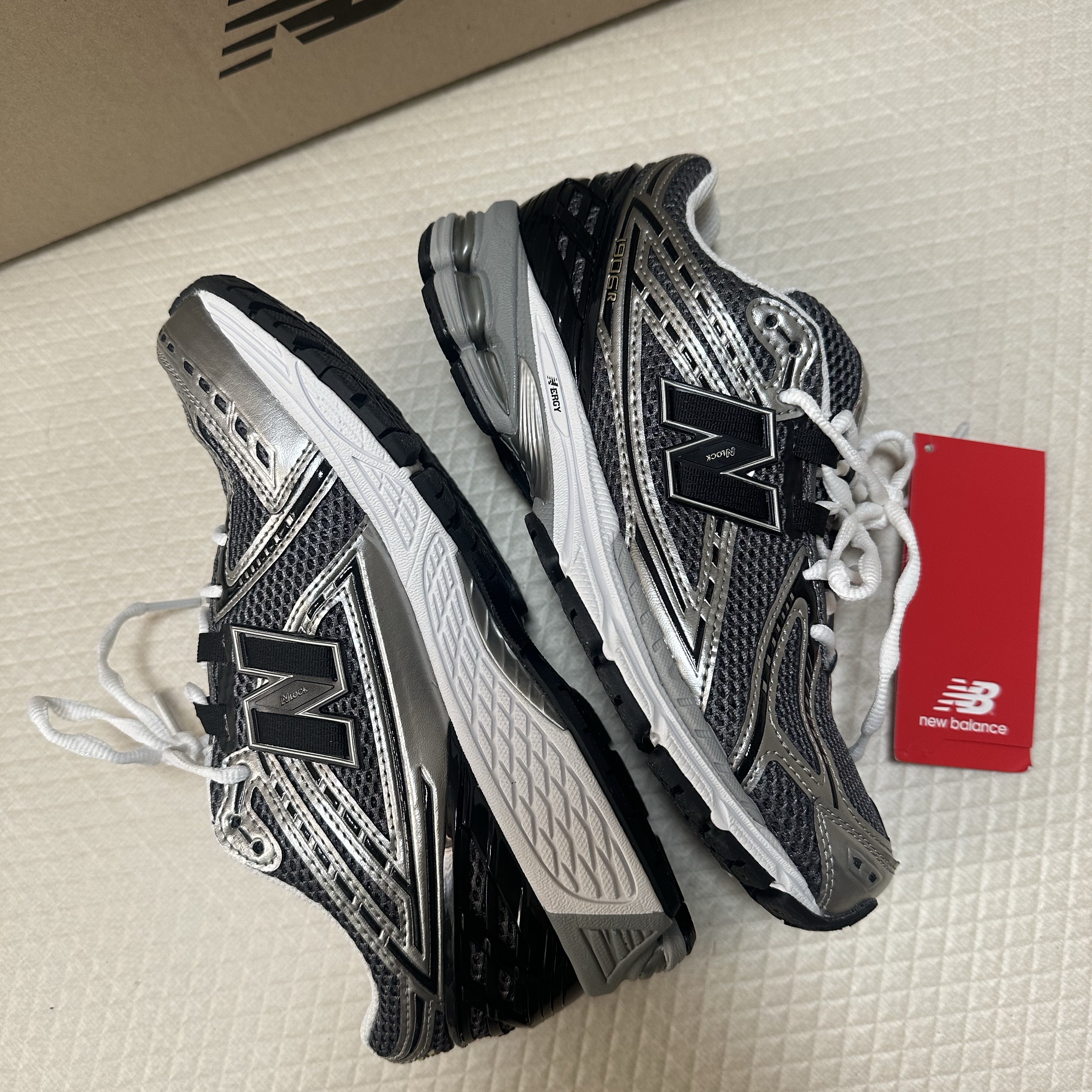 New Balance 1906 Silver Metallic 착용 스타일 - 1