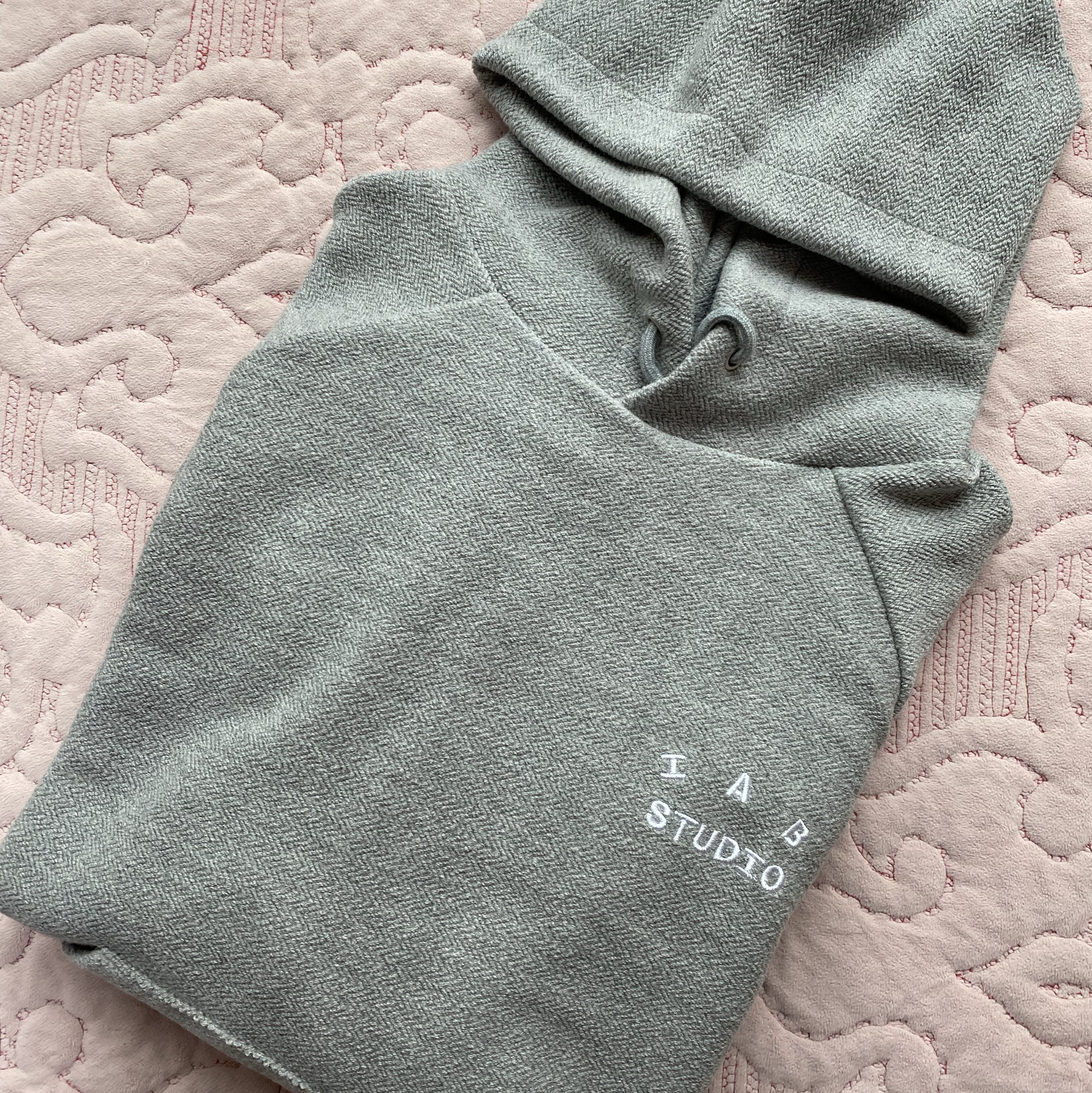 IAB Studio Herringbone Hoodie Gray White 착용 스타일
