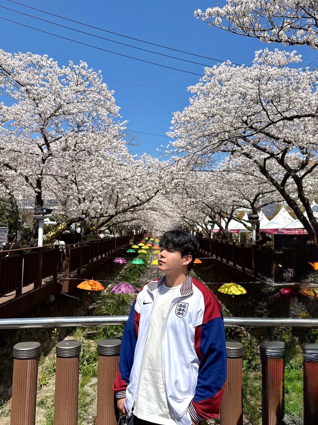 (W) Jordan 1 x Travis Scott Retro Low OG SP Canary, Nike England Dri-Fit Academy Pro Home Soccer Jacket White 착용 스타일 - 4