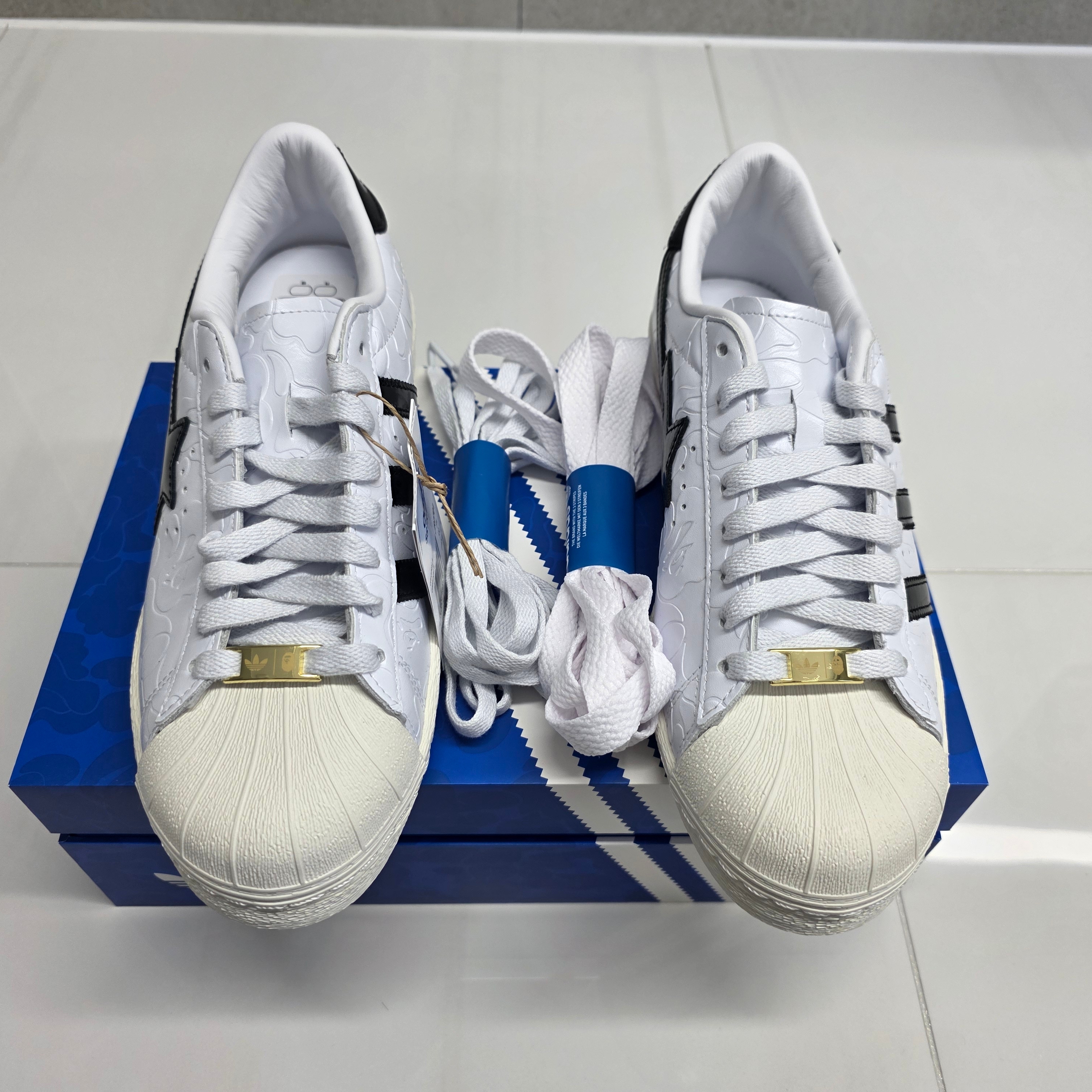 Adidas x BAPE Superstar Vintage Cloud White Core Black 착용 스타일 - 1