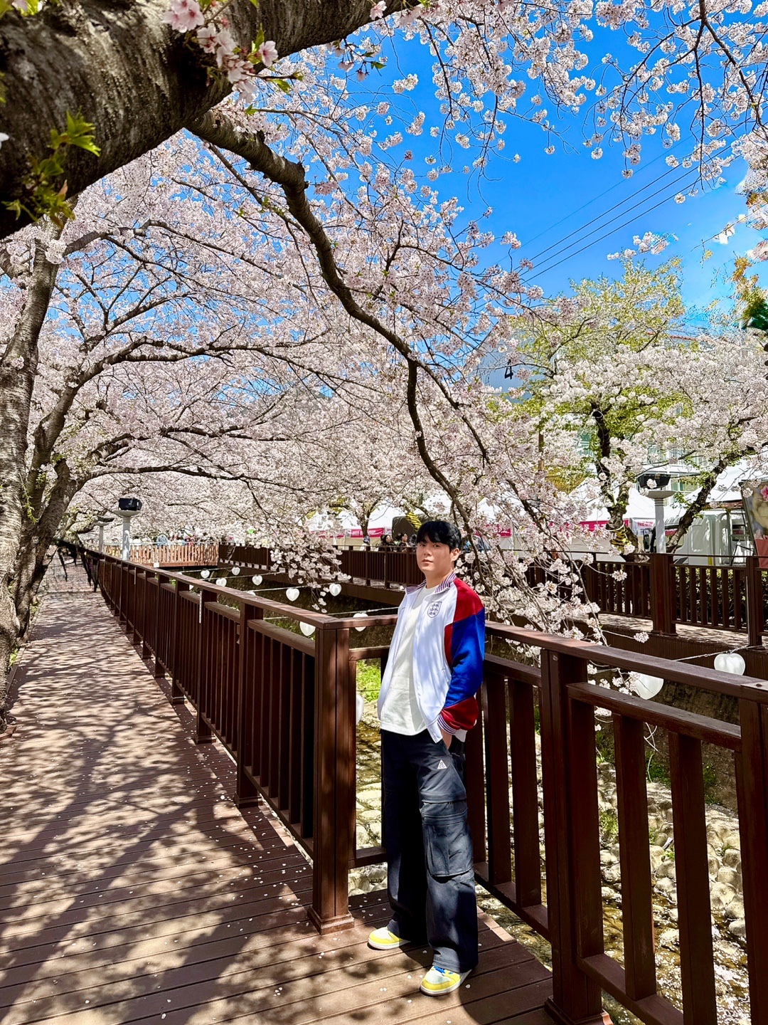 (W) Jordan 1 x Travis Scott Retro Low OG SP Canary, Nike England Dri-Fit Academy Pro Home Soccer Jacket White 착용 스타일 - 3