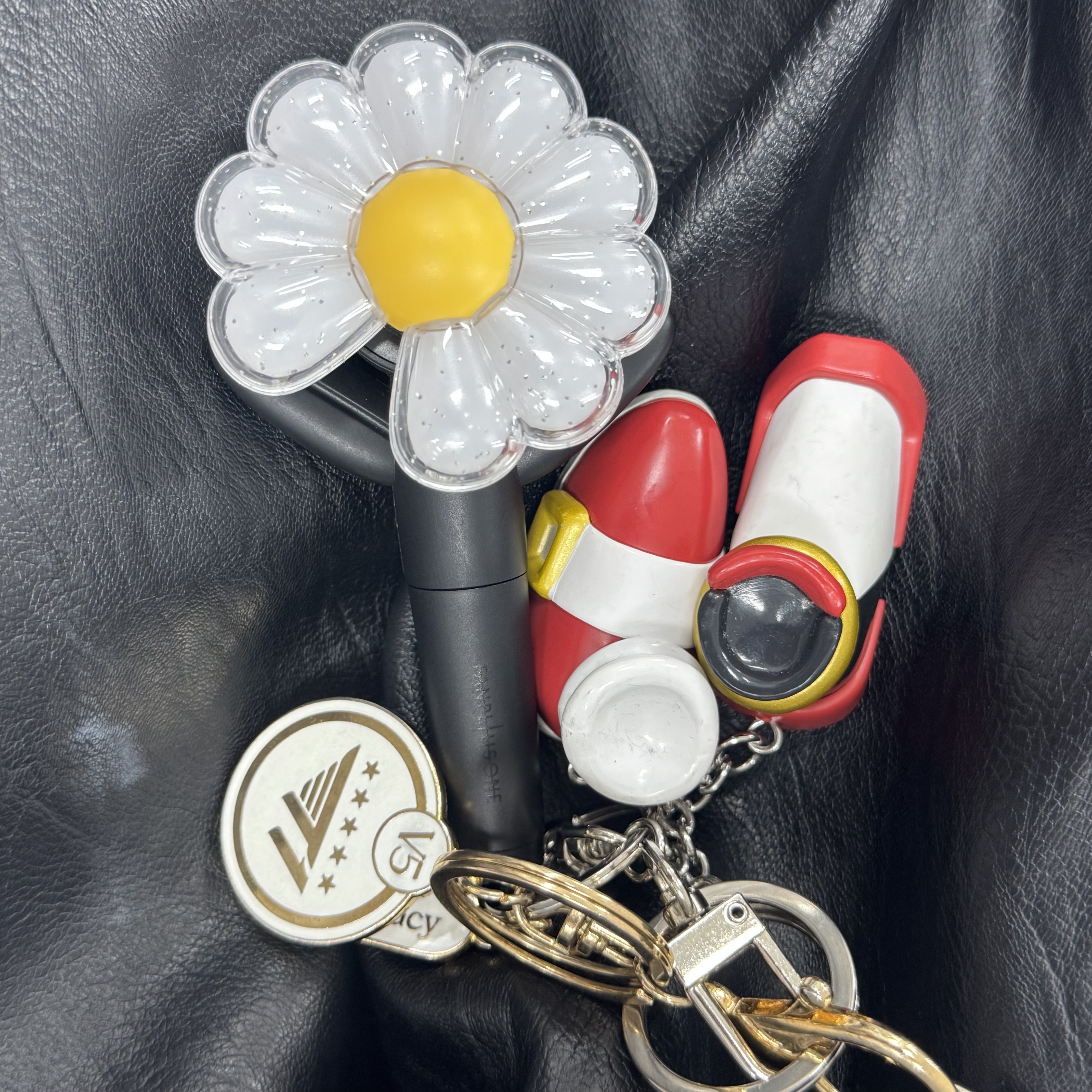 G-DRAGON Ubermensch Official Mini Light Keyring 착용 스타일