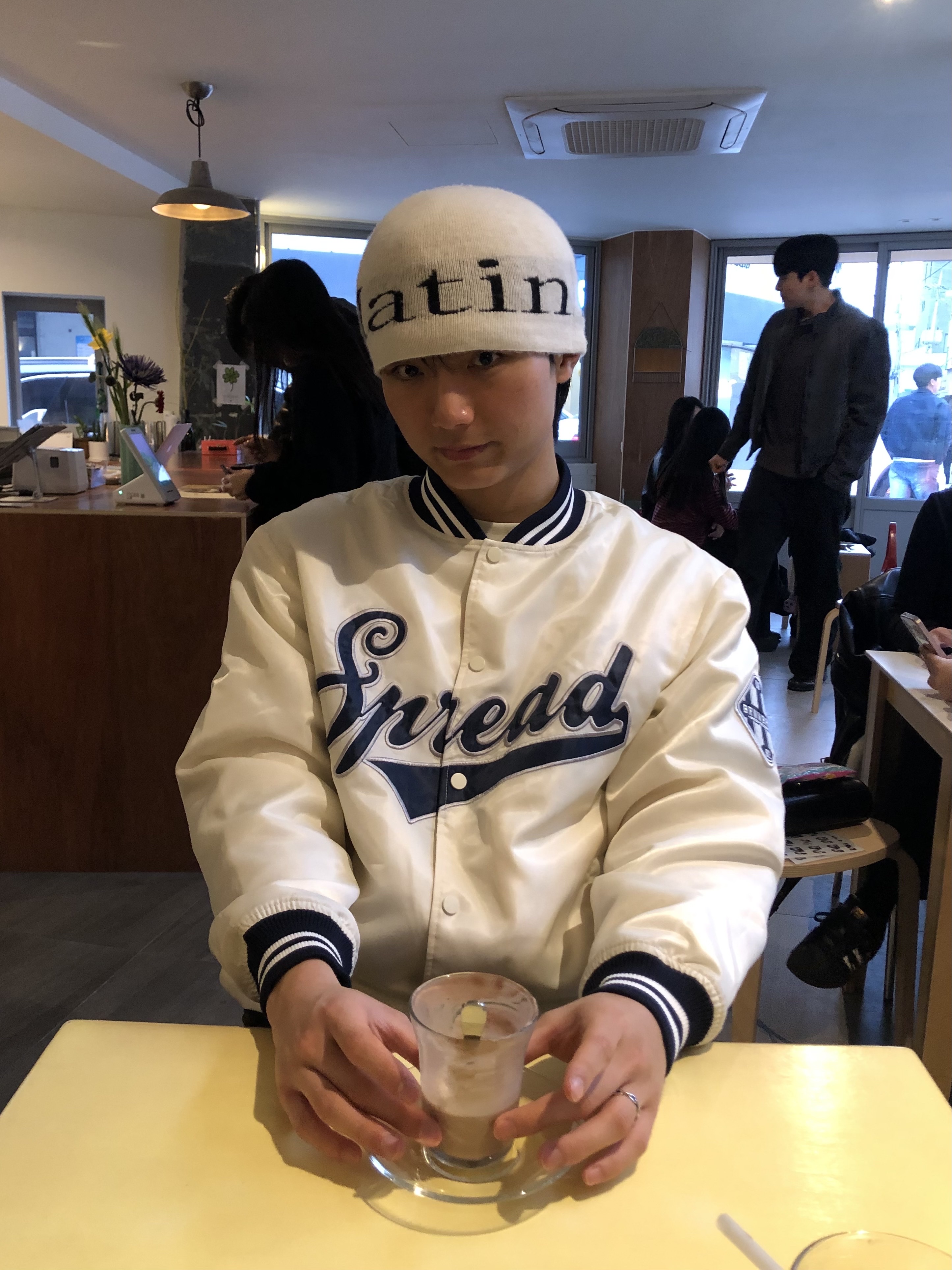 Matin Kim Logo Jacquard Short Beanie White 착용 스타일 - 1