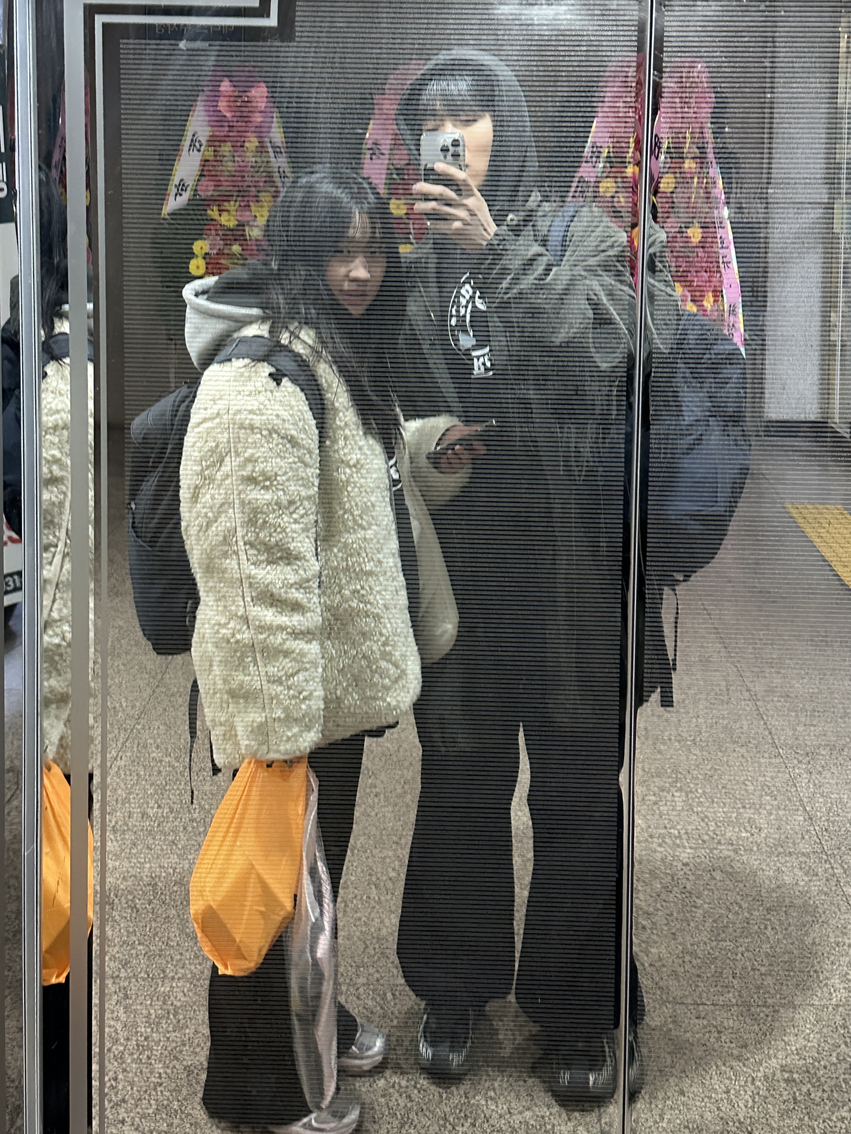 (W) 아식스 x 키코 코스타디노브 젤 플라메 그레이 블랙, 스투시 x 데님 티어스 그래픽 후드 블랙 착용 스타일 - 4