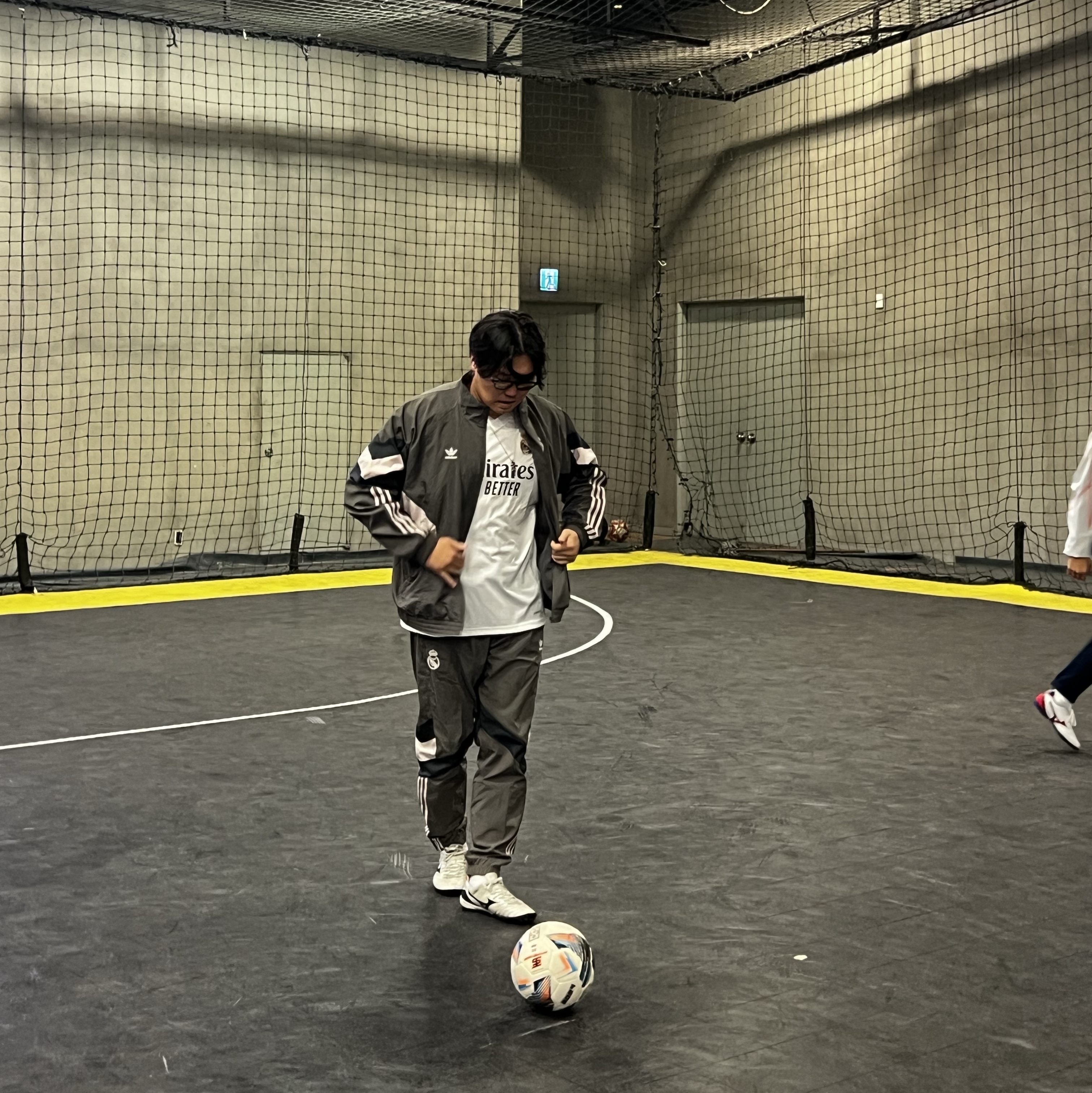 아디다스 레알 마드리드 오리지널스 트랙 탑 차콜 그레이 - KR 사이즈, 아디다스 레알 마드리드 2024/25 홈 저지 화이트 - KR 사이즈 (논 마킹 버전) 착용 스타일 - 4
