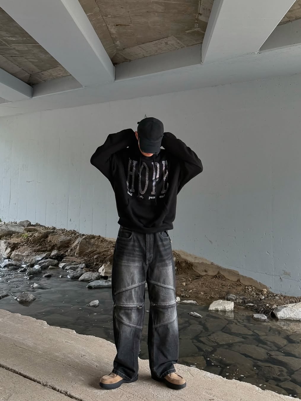 GRAILZ Pain Ends Hoodie Black 착용 스타일 - 2