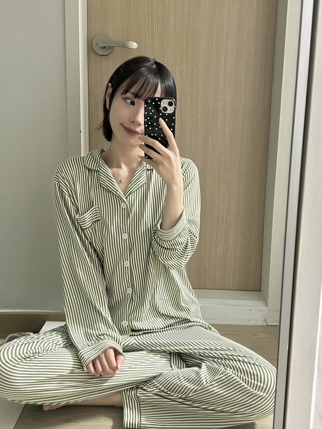 [3% 적립] Aone Unisex Peach Fleece Classic Line Collar Pajama Set Olive 착용 스타일