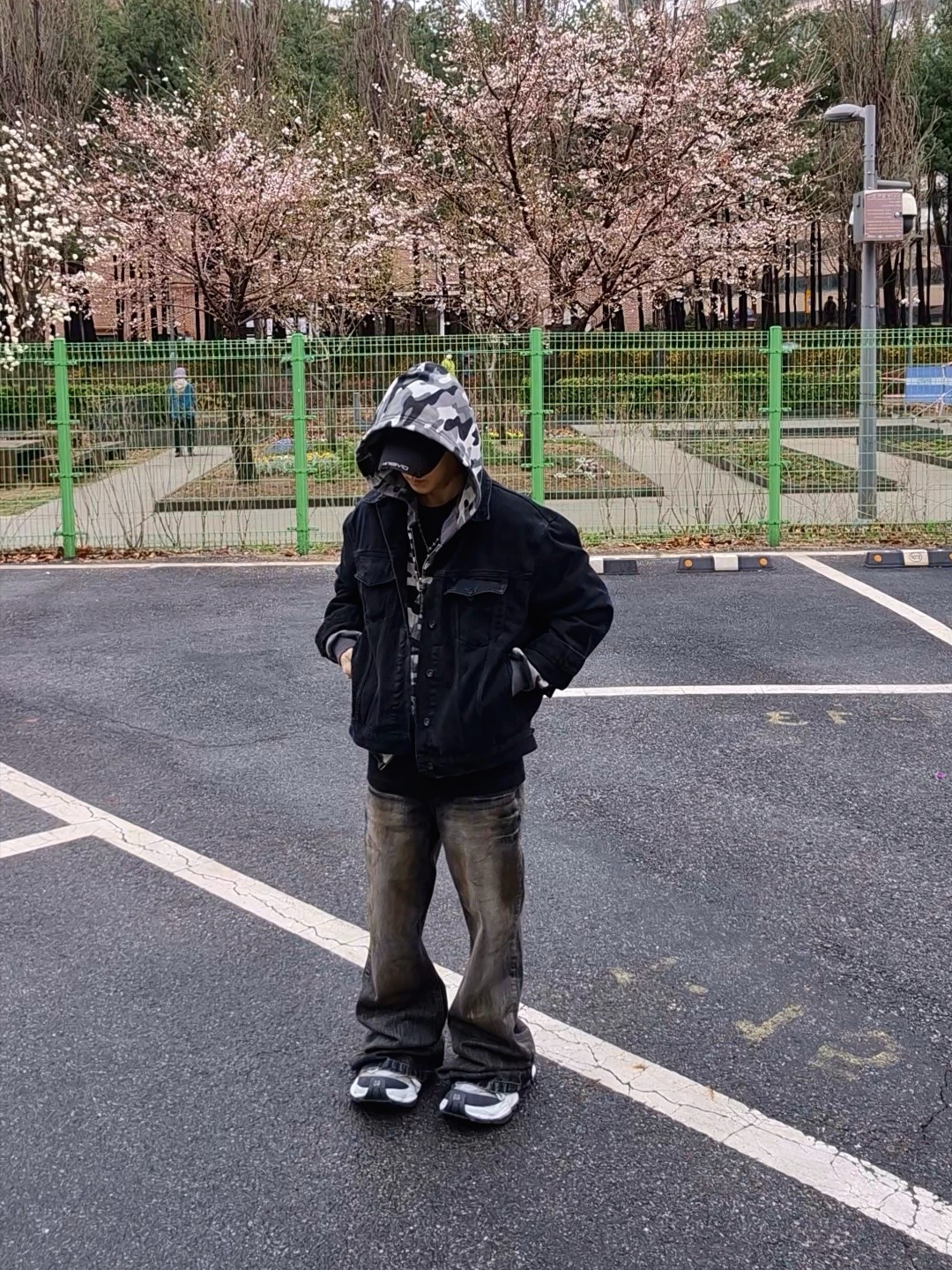 Civision by CSC Distressed Plain Cap, Balenciaga Cargo Sneakers White Grey 착용 스타일 - 4