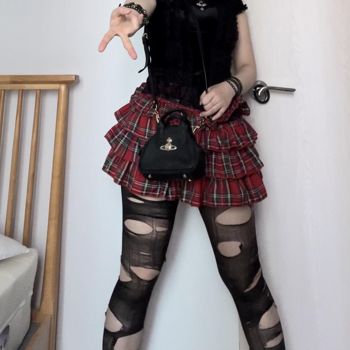 Vivienne Westwood Saffiano Mini Yasmine Handbag Black 착용 스타일