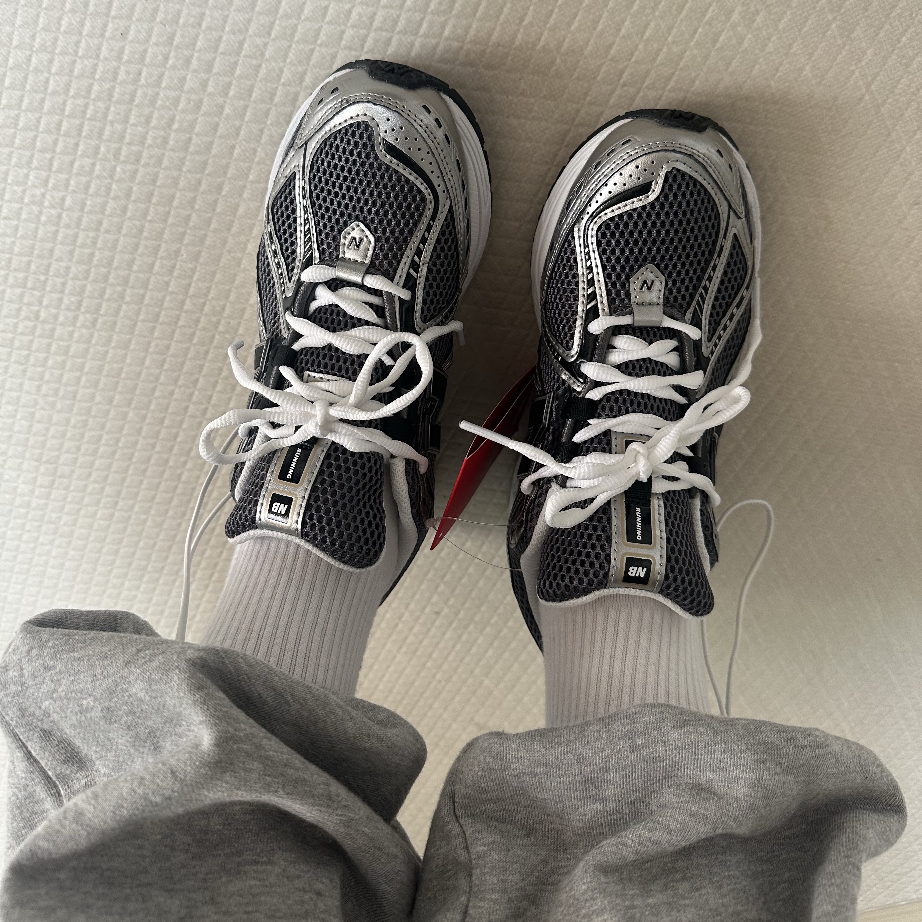 New Balance 1906 Silver Metallic 착용 스타일 - 2
