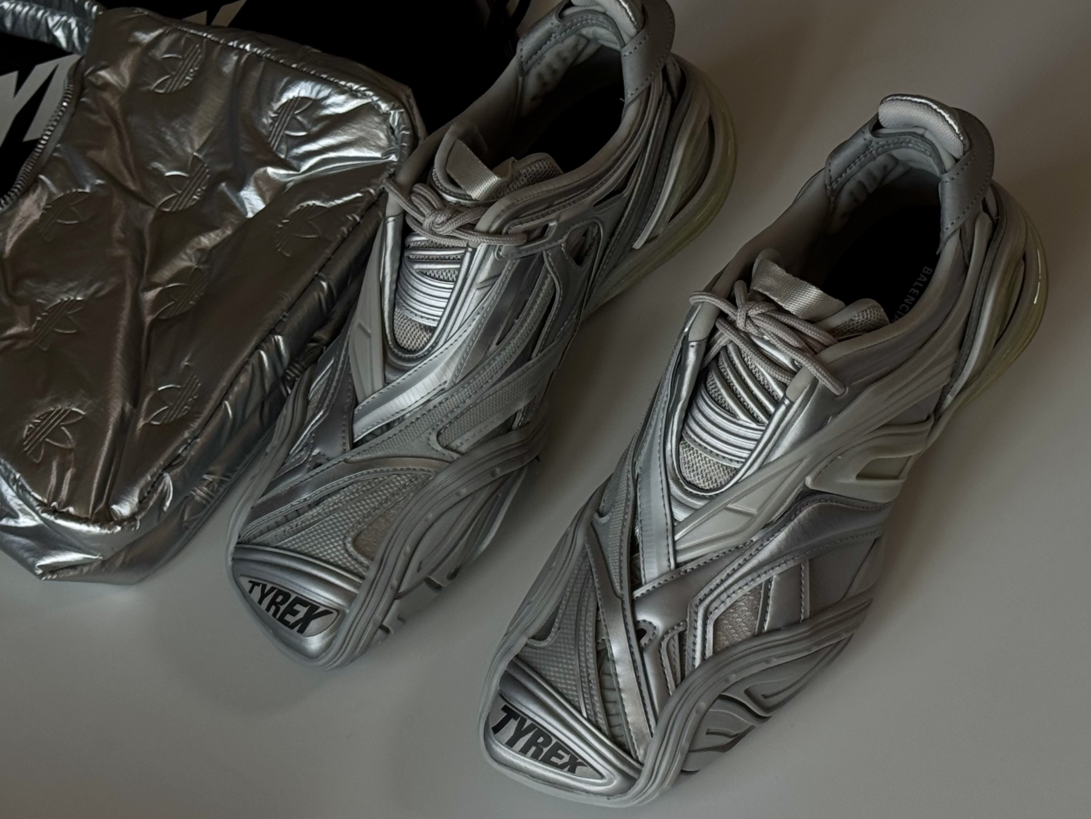 Balenciaga Tyrex Sneakers Silver, Adidas Puffy Satin Mini Shoulder Bag Silver Metallic 착용 스타일 - 1