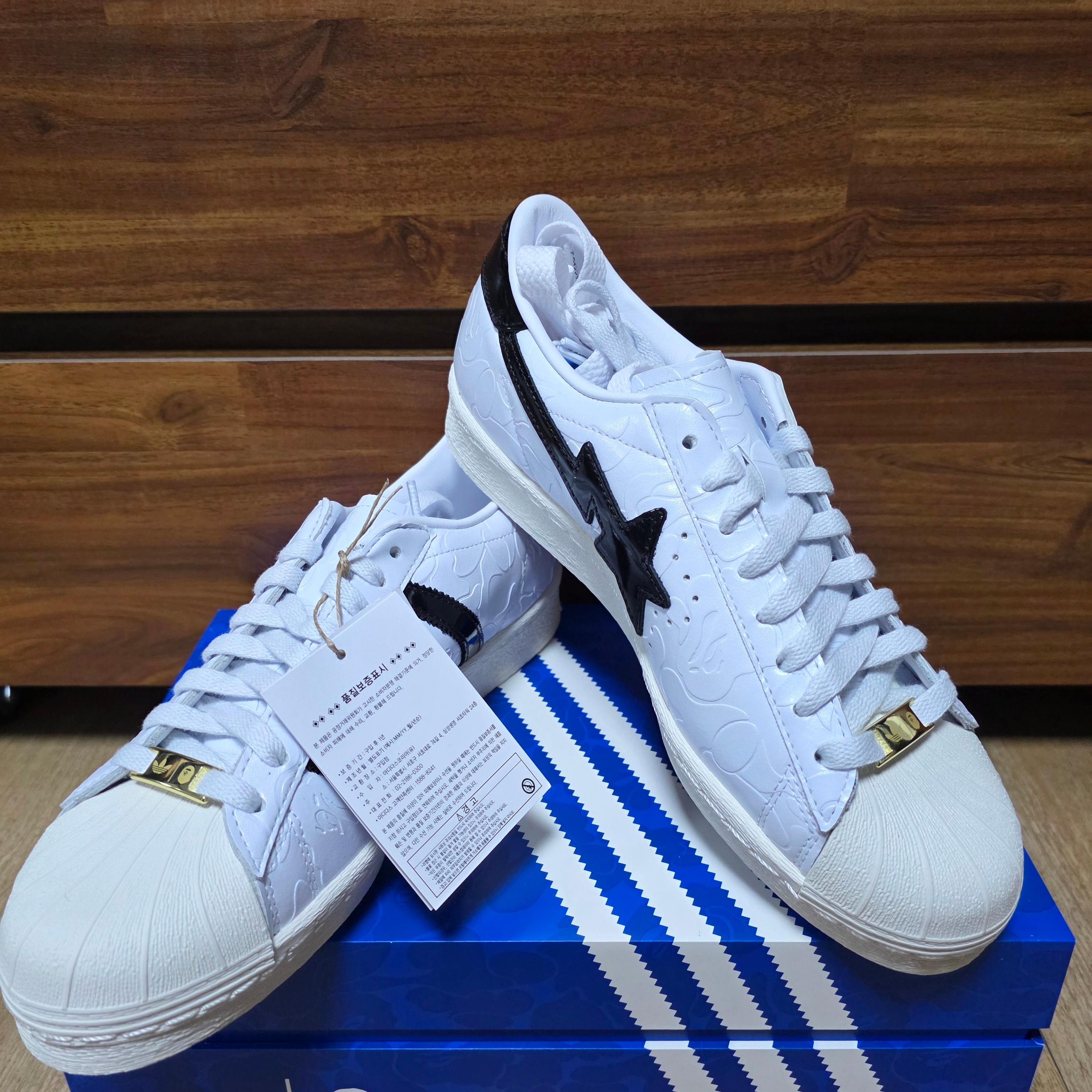 Adidas x BAPE Superstar Vintage Cloud White Core Black 착용 스타일 - 1