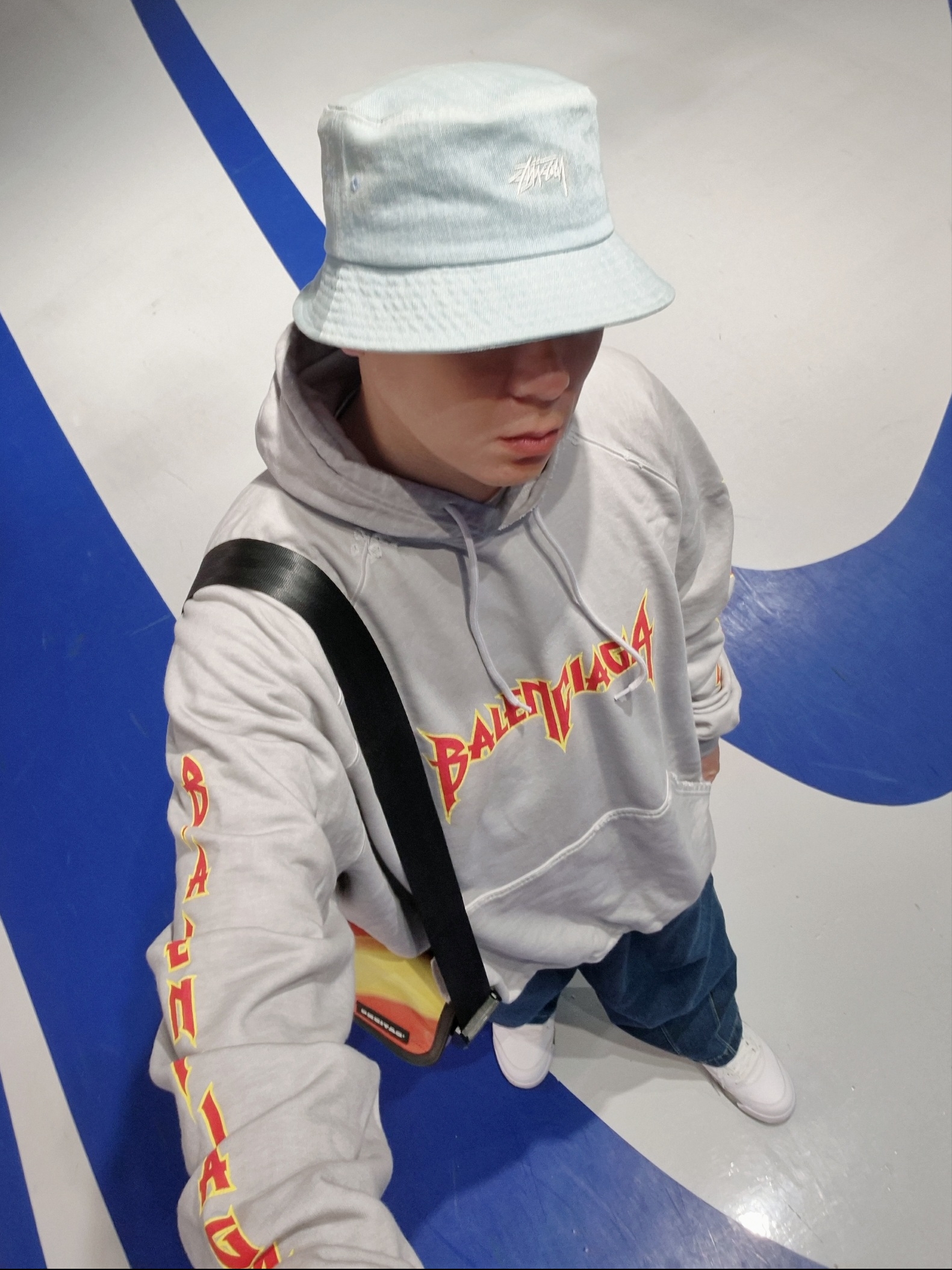 Balenciaga Metal Oversized Hoodie Light Grey, Jordan 5 Retro White Cement 착용 스타일 - 1