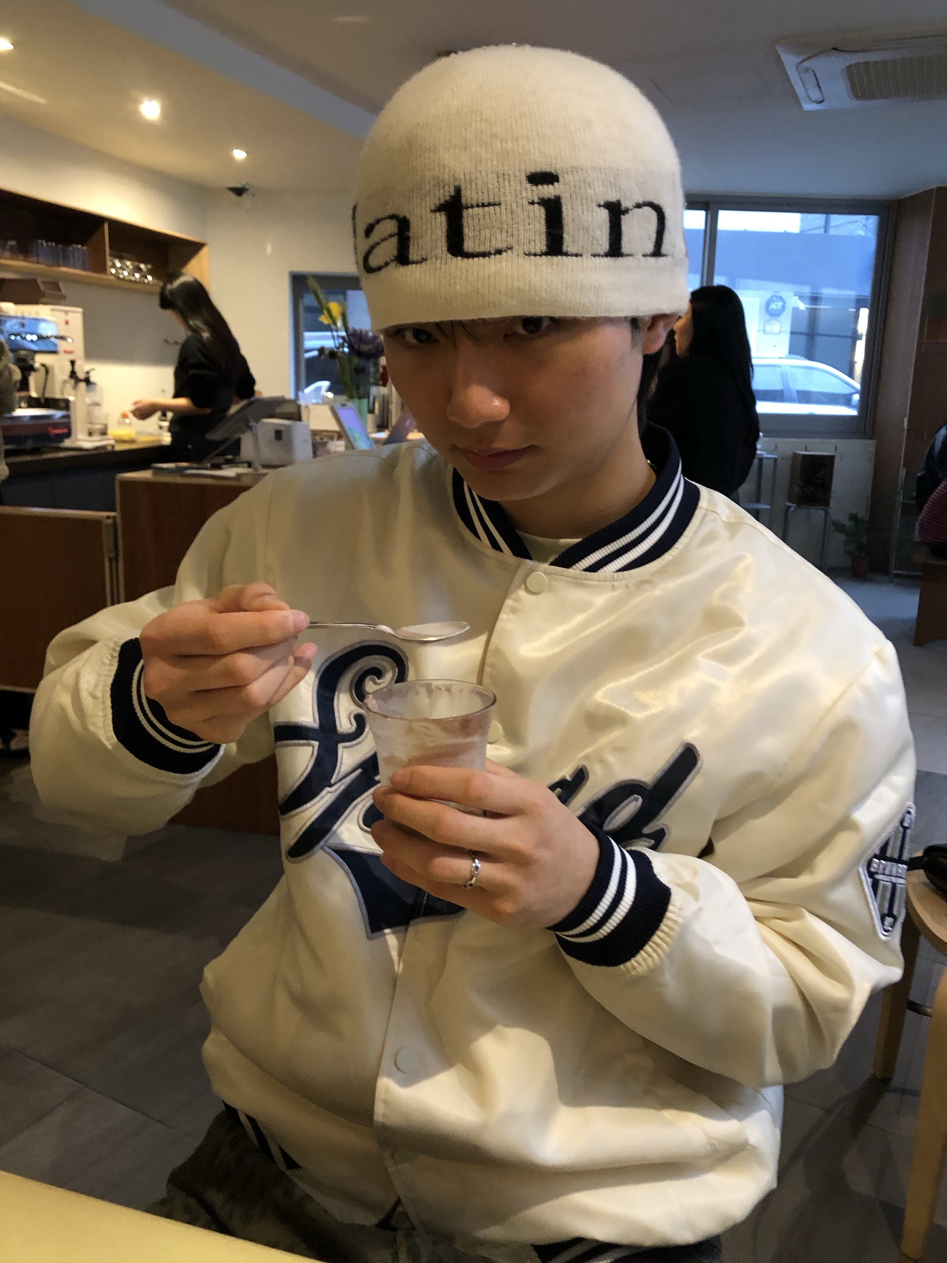Matin Kim Logo Jacquard Short Beanie White 착용 스타일 - 3